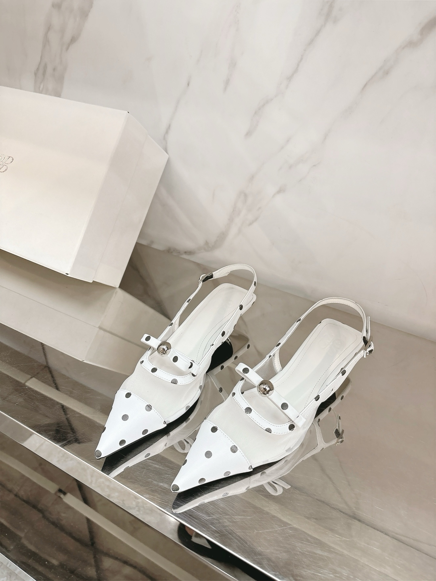 NO:260682,ODTD25 spring and summer new kitten heel metal ball sandals This year's popular sandals are elegant and casual, revealing inadvertent sexy. The kitten heel perfectly stretches the legs and is eye-catching and easy to add points to summer outfits. Cowhide mesh fabric, sheepskin inner lining, size 35-39# (40# customized without return or exchange), sandals, sandals, cowhide, sheepskin19860909ODTD25春夏新款小猫跟金属球凉鞋今年大热的凉鞋优雅随性中透露不经意的性感,小猫跟完美拉长双腿比例惹眼轻松为夏日穿搭加分对版牛皮网纱面料,羊皮内里,码数35-39#（40#订做不退换）,凉鞋,sandals,cowhide,sheepskin,Women's Shoes