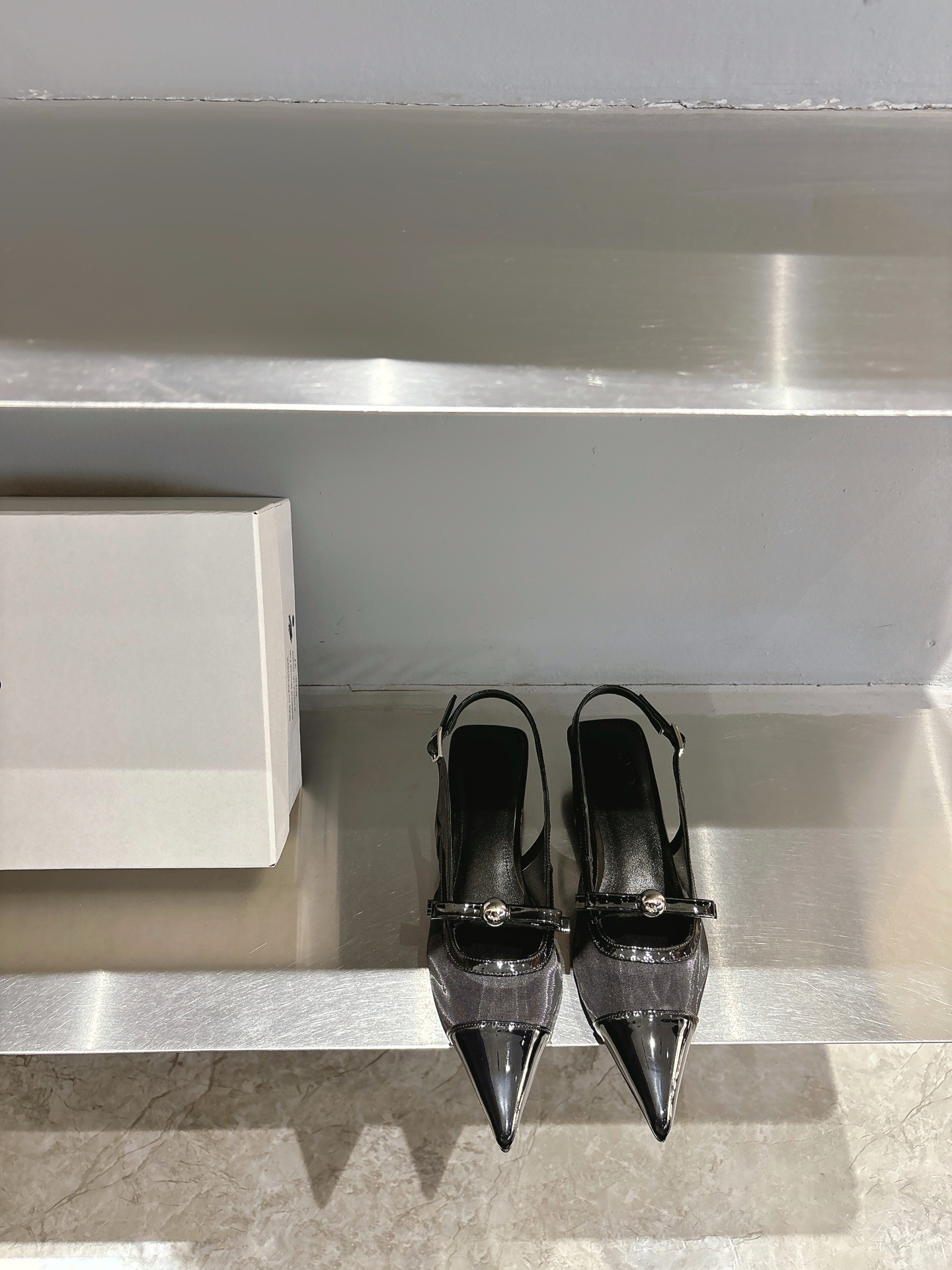 NO:264361,ODTD's popular small gold ball mesh series single shoes Simple contour design Explain the wonderful fusion of nature and fashion Unique gloss and spherical metal decoration Form a unique design with soft leather Must-have for people Hands Customized mesh on the upper, Italian original outsole Size 35-39 (40 sizes can be customized), sandals, sandals19860909ODTD爆款小金球网纱系列单鞋 简约轮廓设计 阐述自然与时髦的美妙融合 独特的光泽感以及球型金属装饰 与柔软的皮质形成独特设计 人手必备 鞋面定制网纱,意大利原版大底 码数35-39码（40码可订做）,凉鞋,sandals,Women's Shoes