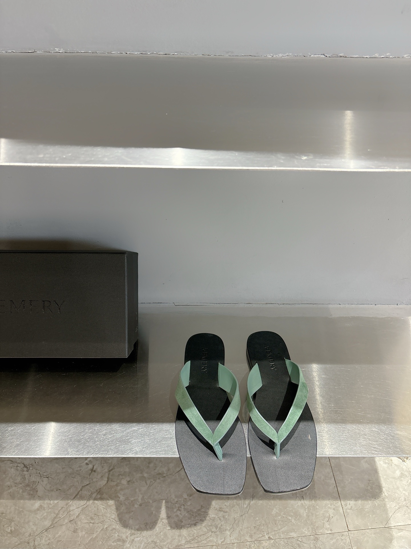 NO:264357,The newly-updated niche Australian brand A.EMERY is the most popular must-have item this spring and summer. The smooth lines and minimalist geometric contours have a beauty beyond the season. Imported cowhide fabric, Yangjing footbed, private mold pair original sole. Size: 35-39 (40 custom made without return), split-toe shoes, cowhide, sheep19860909新晋小众澳洲品牌A.EMERY今年春夏最流行必备的单品,流畅的线条和极简的几何轮廓具有超越季节的美感,进口牛皮面料,羊京垫脚,私模对版原版大底 码数:35-39（40订做不退换）,分趾鞋,cowhide,sheep,Women's Shoes