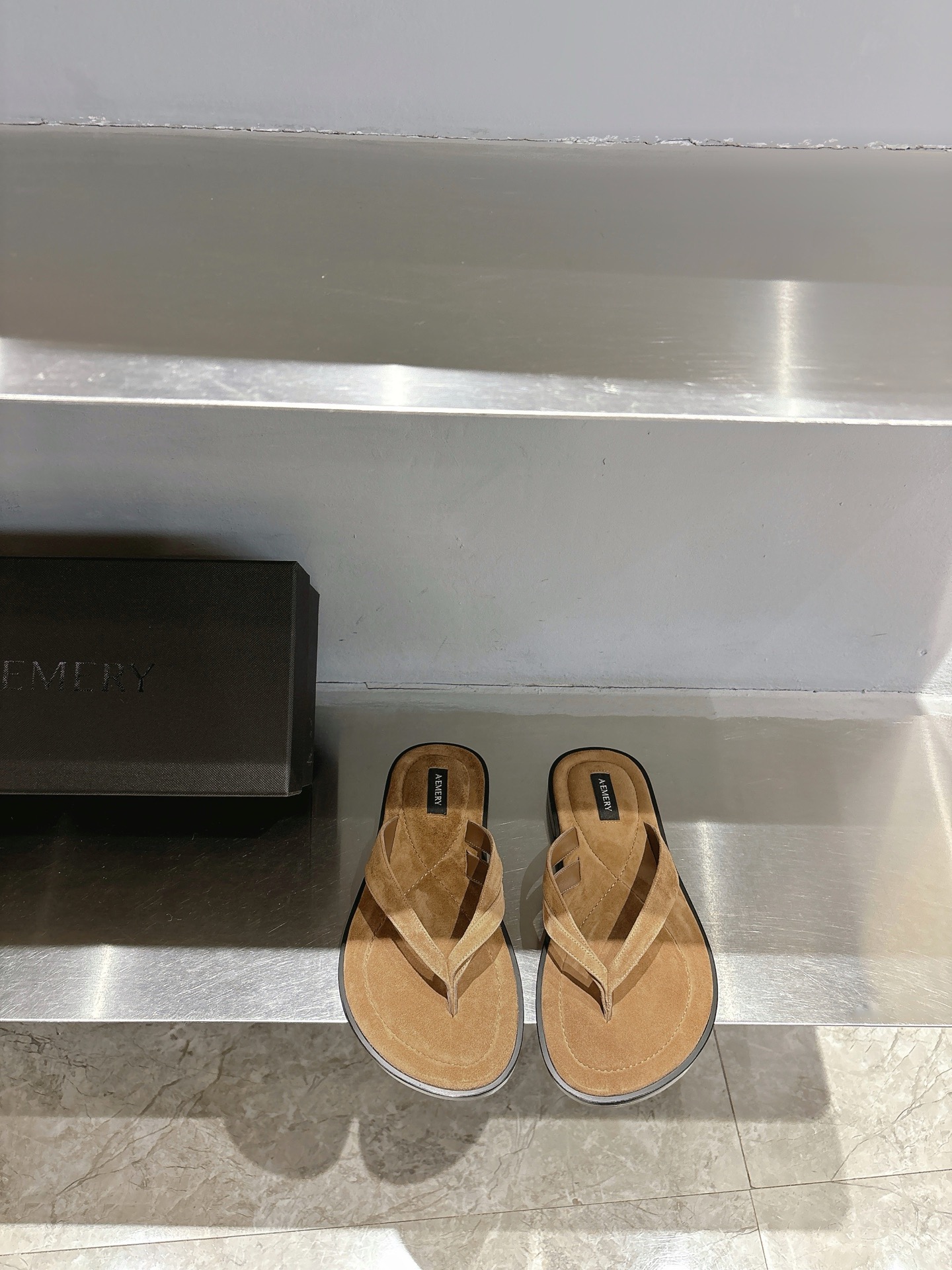 NO:264359,The new niche Australian brand A.EMERY is the most popular must-have item this spring and summer. The smooth lines and minimalist geometric contours have a beauty beyond the season. The pair of high mercerized Yangjing fabrics, Yangjing footbeds, private model and the original outsole. Size: 35-39 (40 custom made without return or exchange), split-toe shoes, sheep19860909新晋小众澳洲品牌A.EMERY今年春夏最流行必备的单品,流畅的线条和极简的几何轮廓具有超越季节的美感,对版高丝光羊京面料,羊京垫脚,私模对版原版大底 码数:35-39（40订做不退换）,分趾鞋,sheep,Women's Shoes