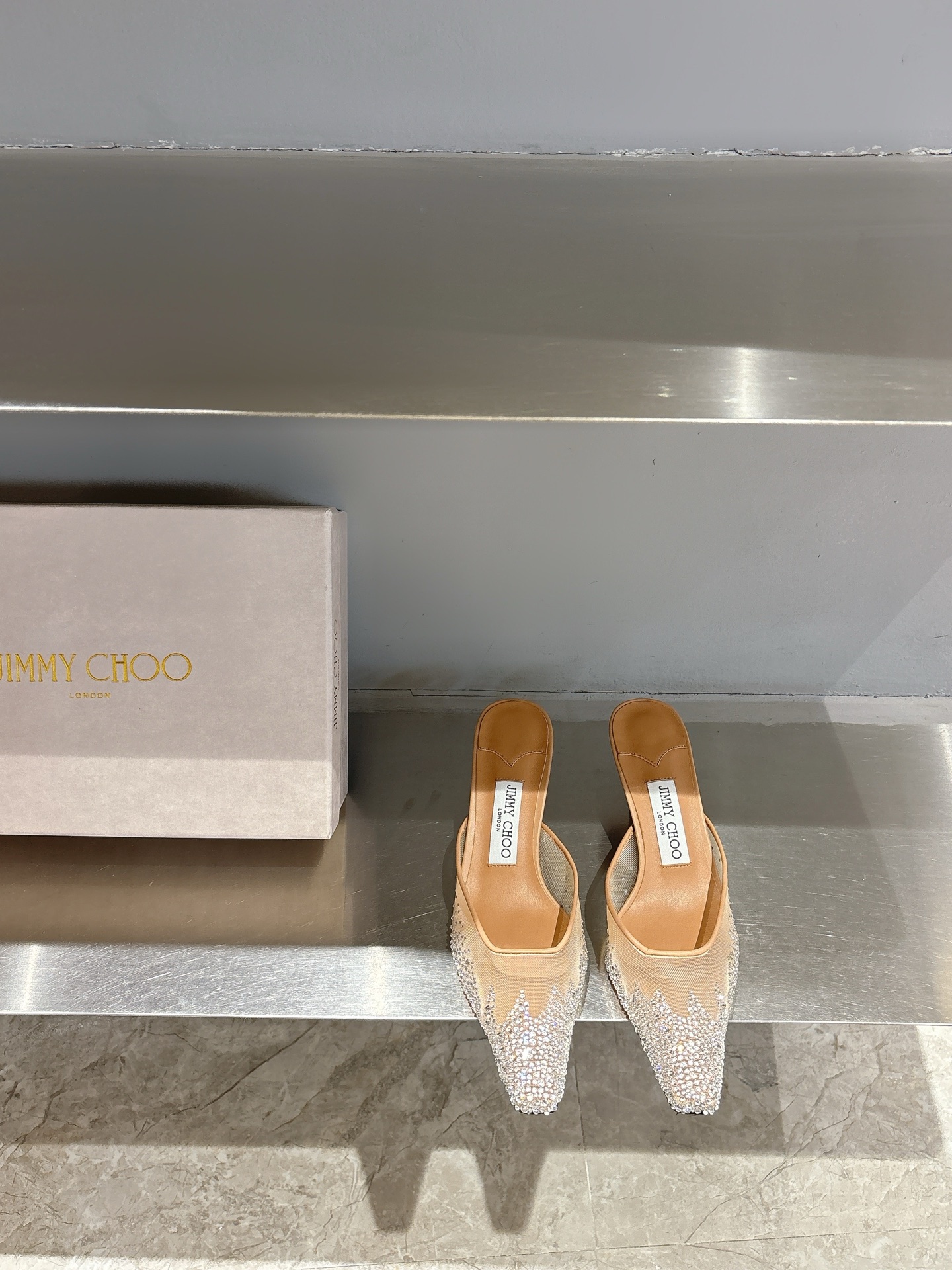 NO:264356,Jimmy Cho* Zhou Yangjie New high-heeled diamond-set slippers for spring 25 Original customization Temperament high heels are a must-have for every woman, material: imported mesh and diamond craftsmanship, inner sheepskin Italian leather outsole Heel height: 5.5cm Size: 35-42, semi-torque high heels, jimmy choo, high heels, slippers, sheepskin, Leather soles19860909Jimmy Cho*周仰杰 25开春新款高跟镶钻拖鞋 原版定制 气质高跟 是每个女人的必备品,材质:进口网纱烫钻工艺,内里绵羊皮 意大利真皮大底 跟高:5.5cm 码数:35-42,半拖高跟鞋,jimmy choo,high heels,slippers,sheepskin,Leather soles,Women's Shoes