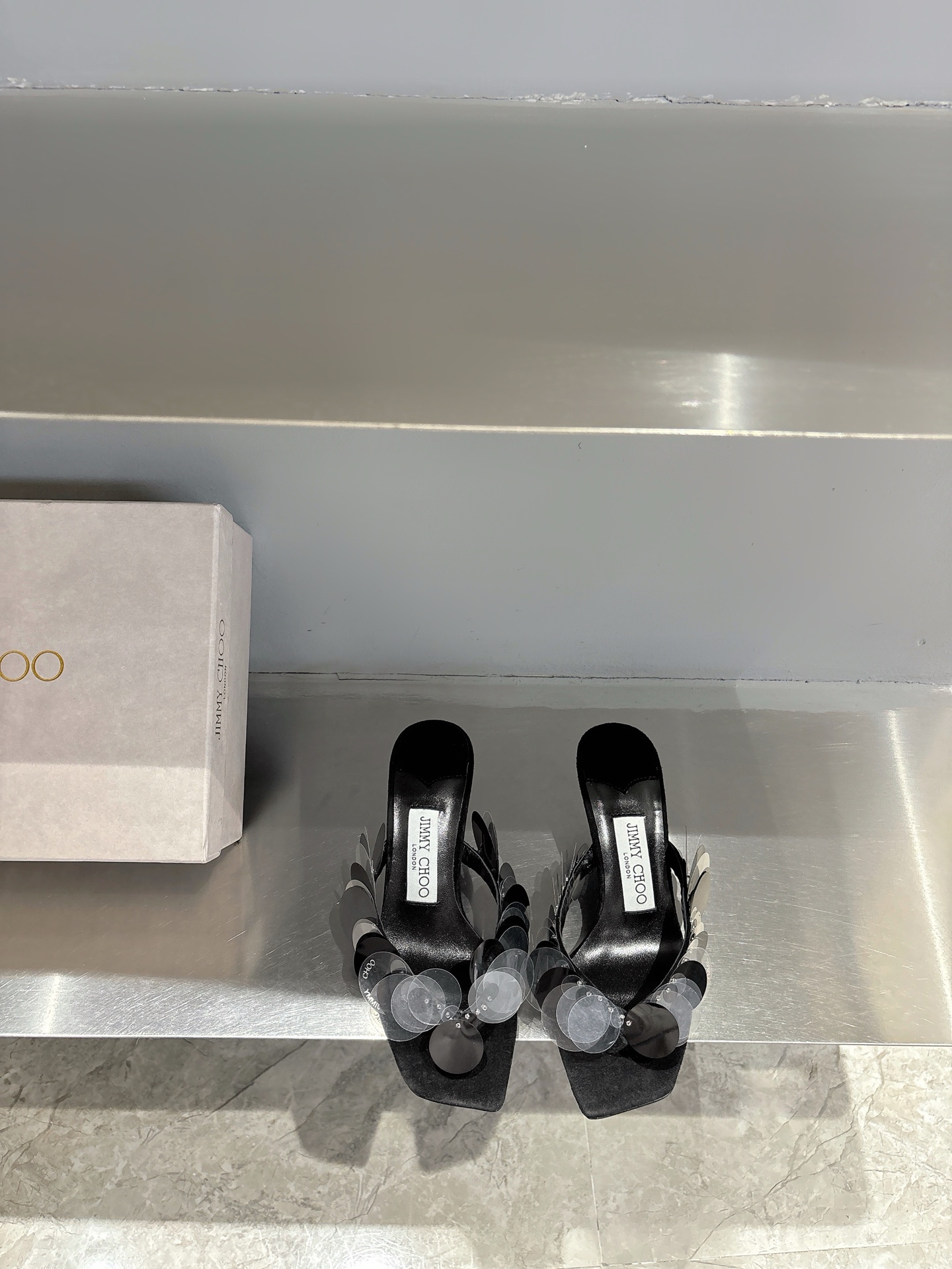 NO:264353,Jimmy Cho* Zhou Yangjie 25 spring and summer new flower slippers Original customization Temperament high heels are a must-have for every woman, material: imported cowhide, inner sheepskin Italian leather outsole Heel height: 7cm Size 35-42, high heels, jimmy choo, high heels, slippers, cowhide, sheepskin, Leather soles19860909Jimmy Cho*周仰杰 25春夏新款花朵拖鞋 原版定制 气质高跟 是每个女人的必备品,材质:进口牛皮,内里绵羊皮 意大利真皮大底 跟高:7cm 码数35-42,高跟鞋,jimmy choo,high heels,slippers,cowhide,sheepskin,Leather soles,Women's Shoes