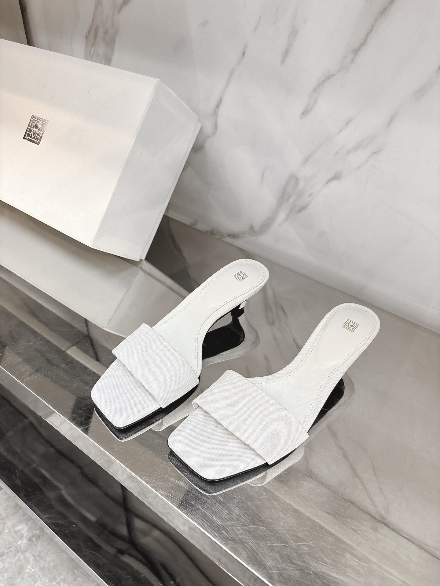 NO:260685,toteme Minimalist style treasure slippers have a minimalist style called toteme simple and neat lines. The overall look is super high-end, and the fashionable feel is all over the pair of threaded fabrics, sheepskin lining, Italian imported leather soles, size 35-39# (40# can be customized without return or exchange), slippers, slippers, sheepskin, Leather soles19860909toteme 极简风宝藏拖鞋有一种极简,叫做toteme简单利落的线条,整体看上去超级高级,时髦感一下子就拉满对版螺纹布面料,羊皮内里,意大利进口真皮大底,尺码35-39#（40#可订做不退换）,拖鞋,slippers,sheepskin,Leather soles,Women's Shoes