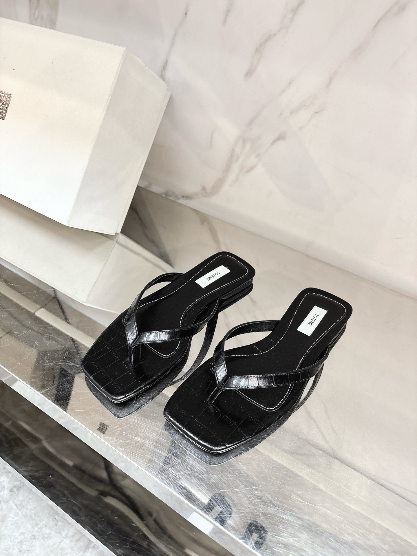 NO:260672,toteme 2025 spring and summer new clip-toed slippers summer is here, how can fashionable little guys not have this most in-depth fashion item this summer? The pair of embossed cowhide fabric, sheepskin lining, imported Italian leather soles, size 35-39# (40# can be customized without return or exchange), split-toed shoes, slippers, cowhide, sheepskin, Leather soles19860909toteme 2025春夏新款夹趾拖鞋夏天已经来啦,时髦的小主们怎么能没有这个今夏最in的时尚单品加特呢对版压纹牛皮面料,羊皮内里,意大利进口真皮大底,尺码35-39#（40#可订做不退换）,分趾鞋,slippers,cowhide,sheepskin,Leather soles,Women's Shoes