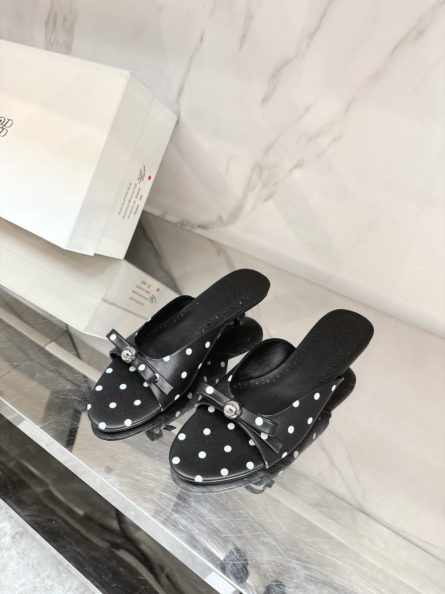 NO:260687,ODTD25 spring and summer new kitten and metal ball sandals This year's popular sandals reveal their inadvertent sexyness. The kitten and legs are perfectly extended, and the French holiday is so eye-catching. It is easy to wear it for summer outfits. Cowhide fabric, sheepskin inner lining, size 35-39# (40# custom made without return), slippers, slippers, cowhide, sheepskin19860909ODTD25春夏新款小猫跟金属球凉拖今年大热的凉拖优雅随性中透露不经意的性感,小猫跟完美拉长双腿比例惹眼法式度假就这么穿轻松为夏日穿搭加分对版牛皮面料,羊皮内里,码数35-39#（40#订做不退换）,拖鞋,slippers,cowhide,sheepskin,Women's Shoes