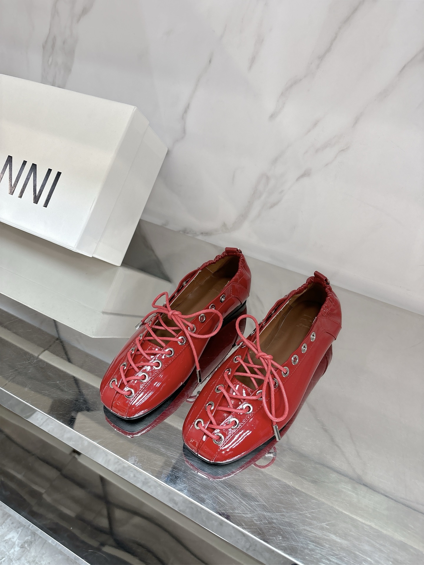 NO:260674,GANNI 25 early spring new ballet shoes purchasing quality small square toe, retro elegance, paired with colorful socks with little sexy little sexy, charming and fresh, salty or sweet original custom patent leather/cowhide fabric, paired color sheepskin inner lining, original custom sole, size 35-39# (40# customized without return or exchange), ballet shoes, cowhide, sheepskin, socks19860909GANNI 25早春新款芭蕾鞋代购品质小方头,复古的优雅感,搭配彩色袜子若有若无的小性感,迷人又清新可盐可甜原版订制漆皮/牛皮面料,对版对色羊皮内里 ,原版订制大底,码数35-39#（40#订做不退换）,芭蕾舞鞋,cowhide,sheepskin,socks,Women's Shoes