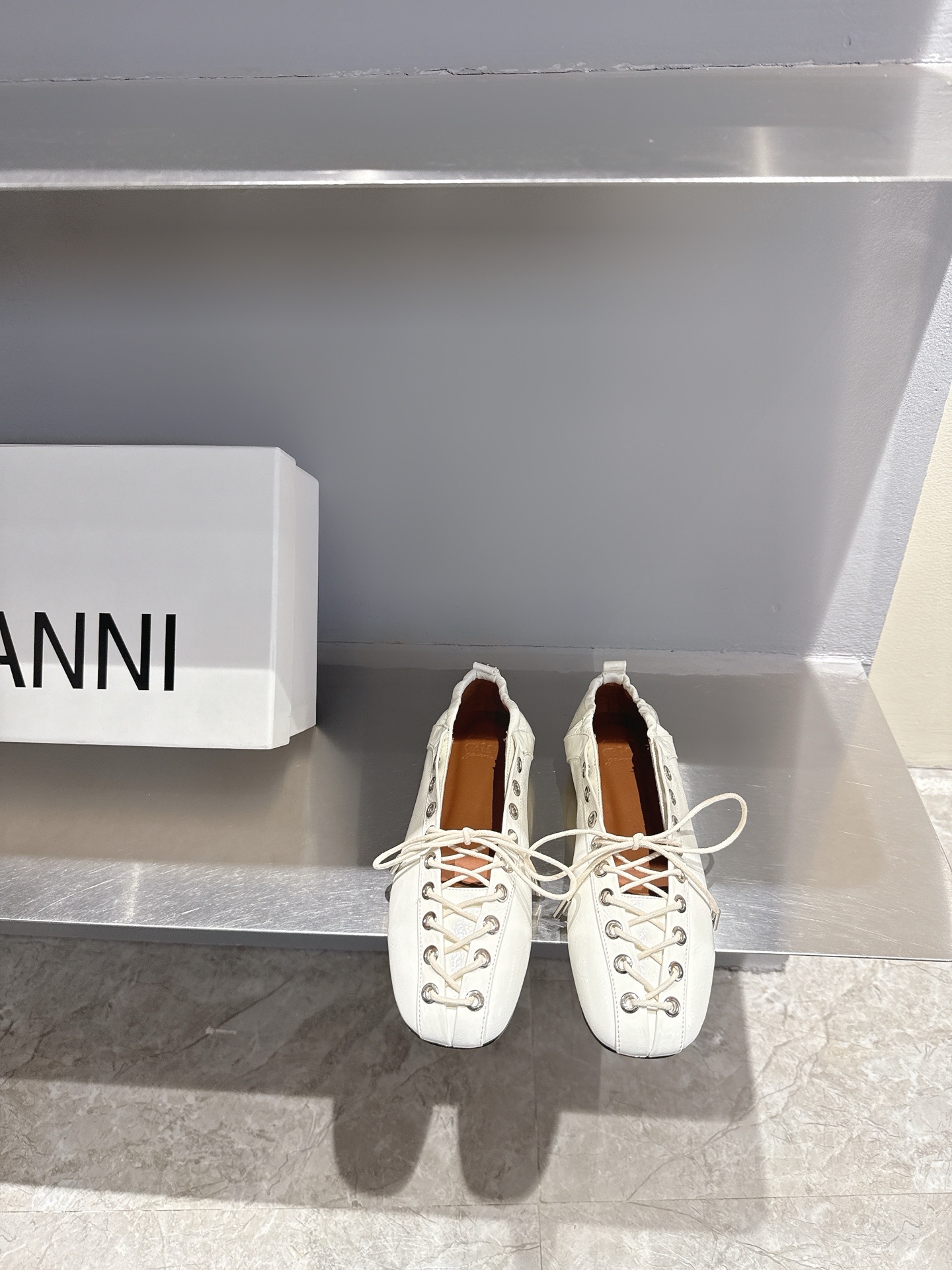 NO:264350,GANNI niche trend brand 25ss spring and summer new lace-up ballet shoes. I love GANN's derby shoes at first sight, and I will never forget them. The classic black and white color is released. The sole is thin, and the back foot is pleated and elastic, so it is comfortable to wear. It is said to be a shoe that can be worn out. The upper imported cowhide, inner foot padded cowhide, original outsole, size 35-40 (40 custom-made, no return or exchange), ballet shoes, cowhide19860909GANNI 小众潮牌25ss春夏新款系带芭蕾舞鞋 对GANN的德比鞋一见钟情,念念不忘必有回响.出了经典黑白色又出了这个红色.鞋底比较薄,后脚那里做了褶皱弹力处理,上脚舒适,据说是可以暴走的鞋子. 鞋面进口头层牛皮 内里垫脚牛皮 大底原版大底 码数35-40（40定制不退换）,芭蕾舞鞋,cowhide,Women's Shoes