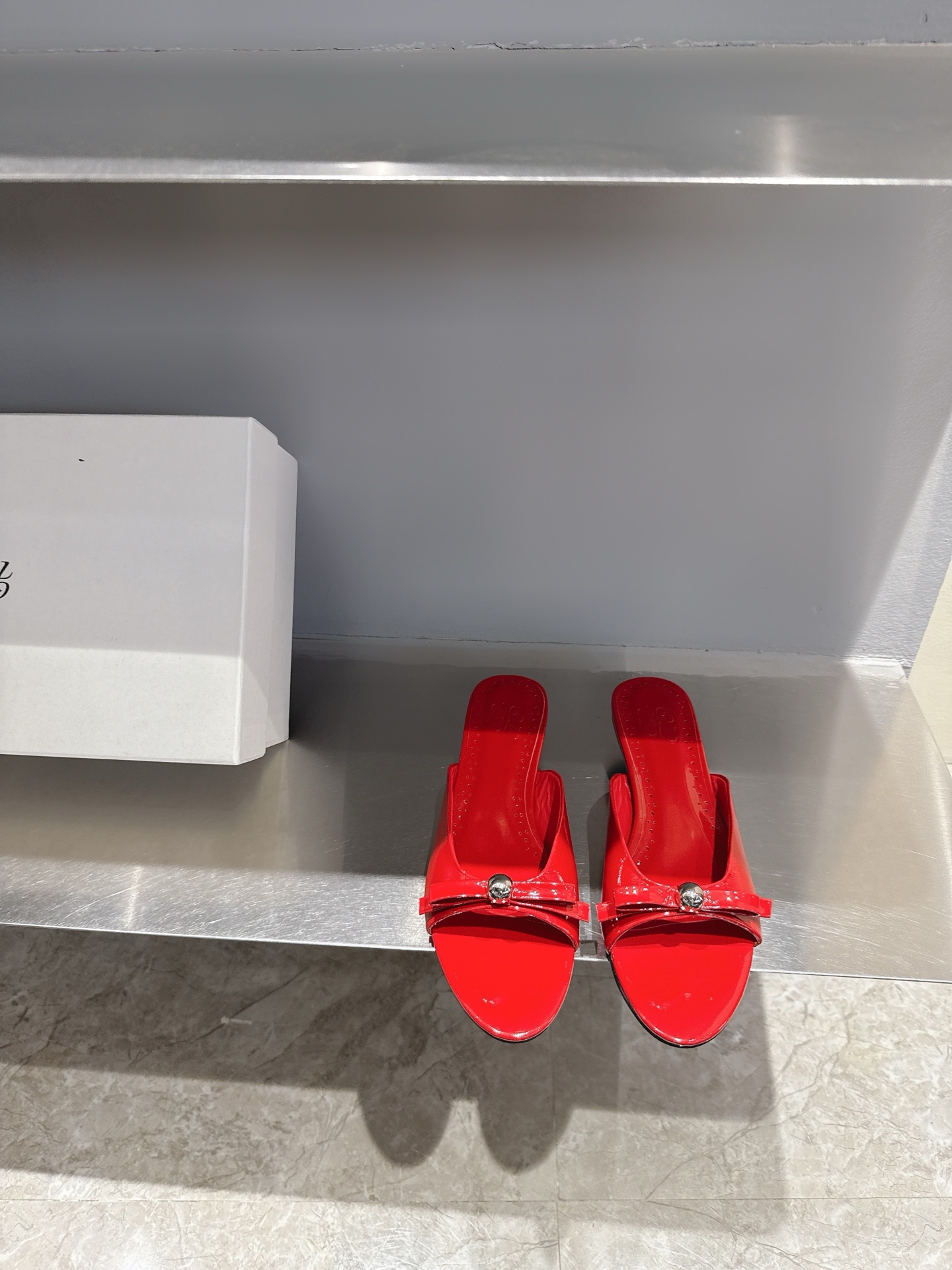 NO:264338,ODTD's popular small gold ball mesh series single shoes Simple outline design Explain the wonderful fusion of nature and fashion Unique gloss and spherical metal decoration Form a unique design with soft leather Must-have for people Hands Customized mesh on the upper, Italian original outsole Size 35-39 (40 sizes can be customized), slippers, slippers19860909ODTD爆款小金球网纱系列单鞋 简约轮廓设计 阐述自然与时髦的美妙融合 独特的光泽感以及球型金属装饰 与柔软的皮质形成独特设计 人手必备 鞋面定制网纱,意大利原版大底 码数35-39码（40码可订做）,拖鞋,slippers,Women's Shoes