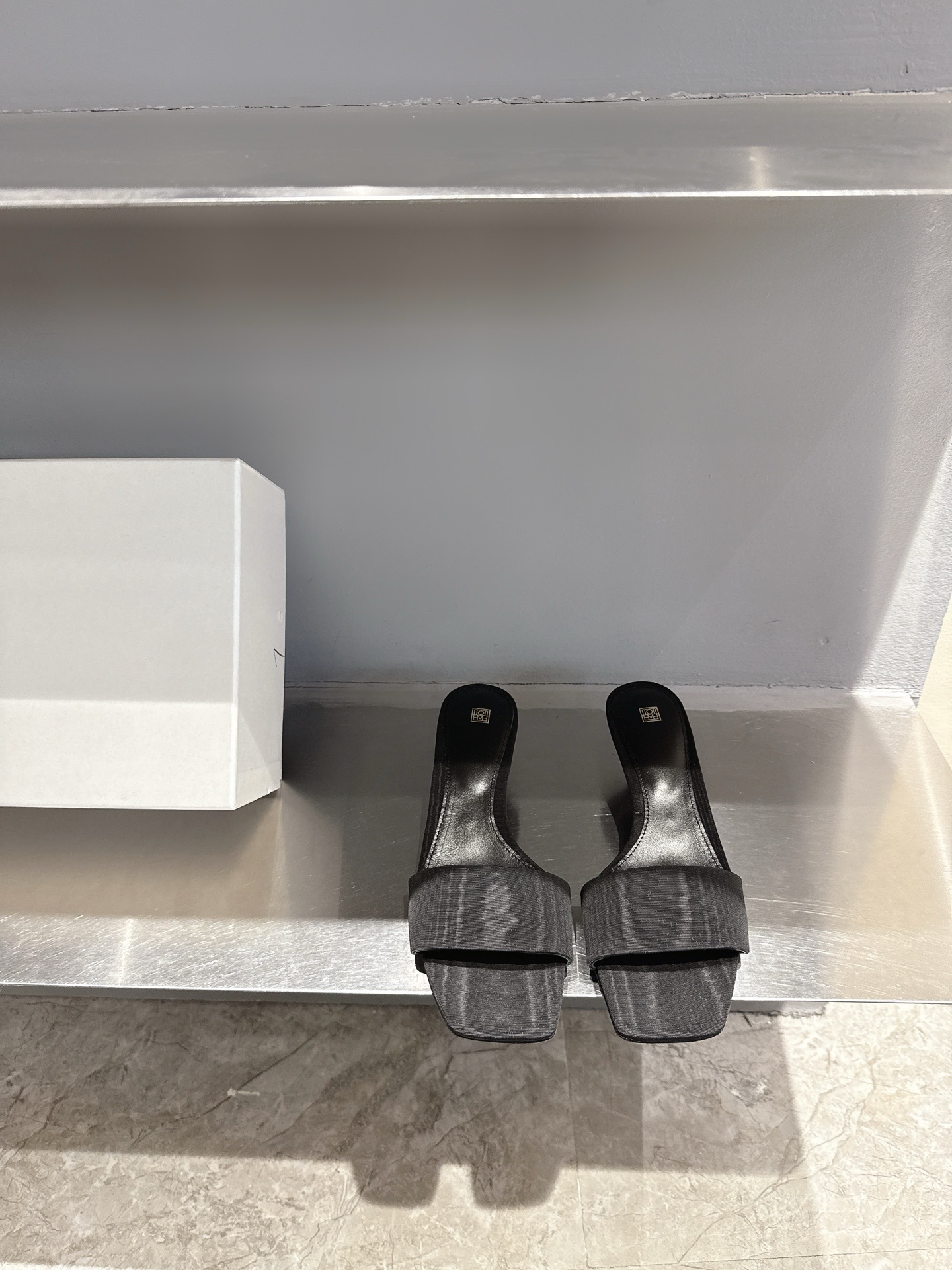 NO:264341,Toteme 25 spring and summer new product minimalist retro kitten heel slippers!  !  Simple and cold style, retro and versatile!  Wear it on your feet, it feels so textured, and the whole look will look very high-end!  A must-have item for fashionable ladies!  The upper is made of imported cowhide, the inner foot pad is made of imported sheepskin, the original color genuine leather outsole imported from Italy Heel height: 2.5cm Size: 35-40 (40 custom made without return and exchange), slippers, slippers, cowhide, sheepskin, Leather soles19860909Toteme 25春夏新品极简复古小猫跟拖鞋！！ 简约的冷淡风 复古又百搭！穿在脚上 质感十足 整个造型都会显得很高级！时髦小姐姐必备单品！ 鞋面采用进口头层牛皮 内里垫脚采用进口羊皮 意大利进口原色真皮大底 跟高:2.5cm 码数:35-40（40定做不退换）,拖鞋,slippers,cowhide,sheepskin,Leather soles,Women's Shoes