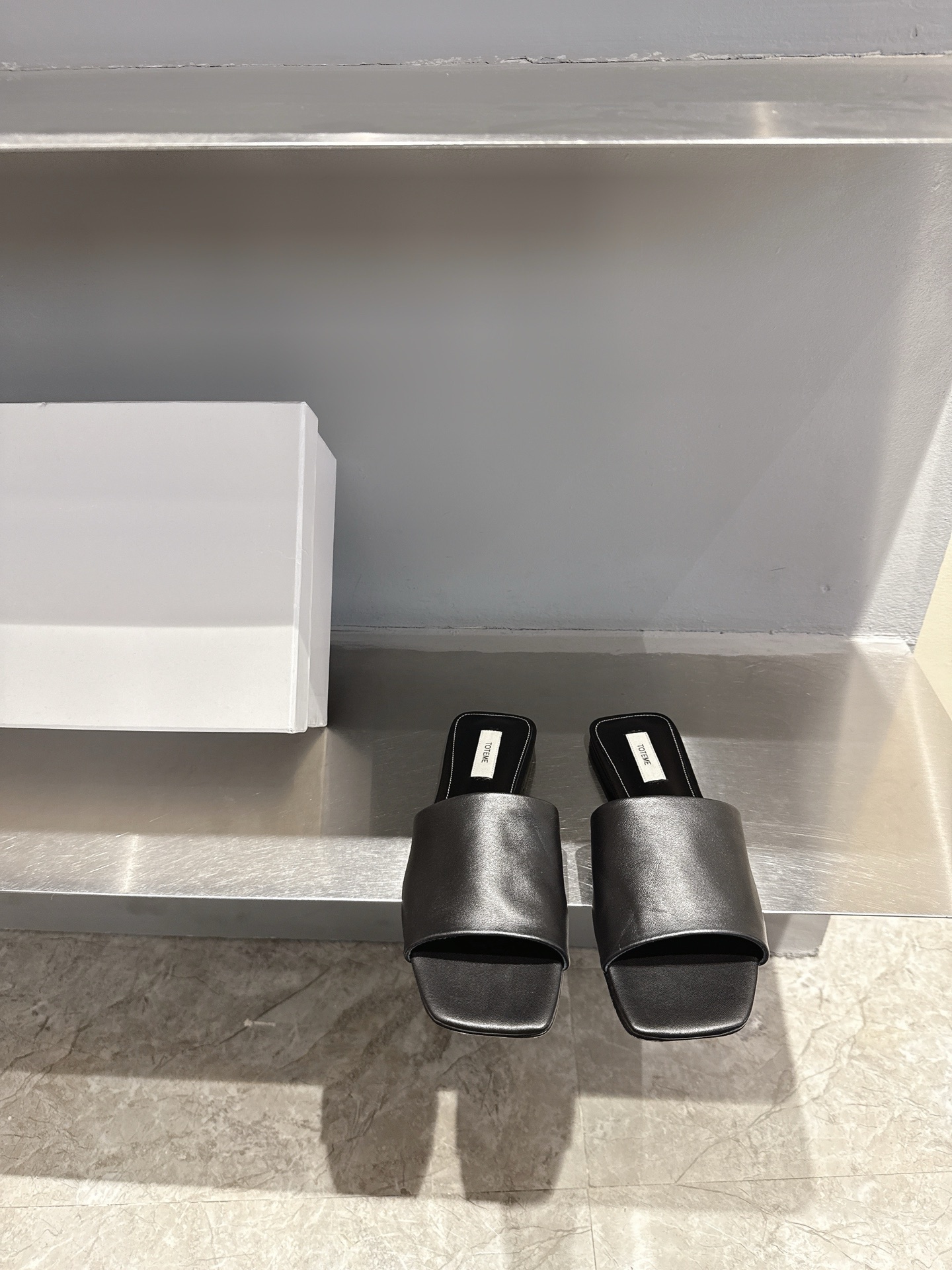 NO:264344,Minimalist style totem*2025 spring and summer new slippers, the original development is still the best for you. Market-specific goods. Original imported calfskin/sheepskin lining/general leather soles. Two-color sale 35-40, slippers, slippers, cowhide, sheepskin, Leather soles19860909极简风 totem*2025春夏新品拖鞋,原版开发依旧是给你们最好的 区分市场货 原版进口小牛皮/羊皮内里/真皮大底 双色发售 35-40,拖鞋,slippers,cowhide,sheepskin,Leather soles,Women's Shoes