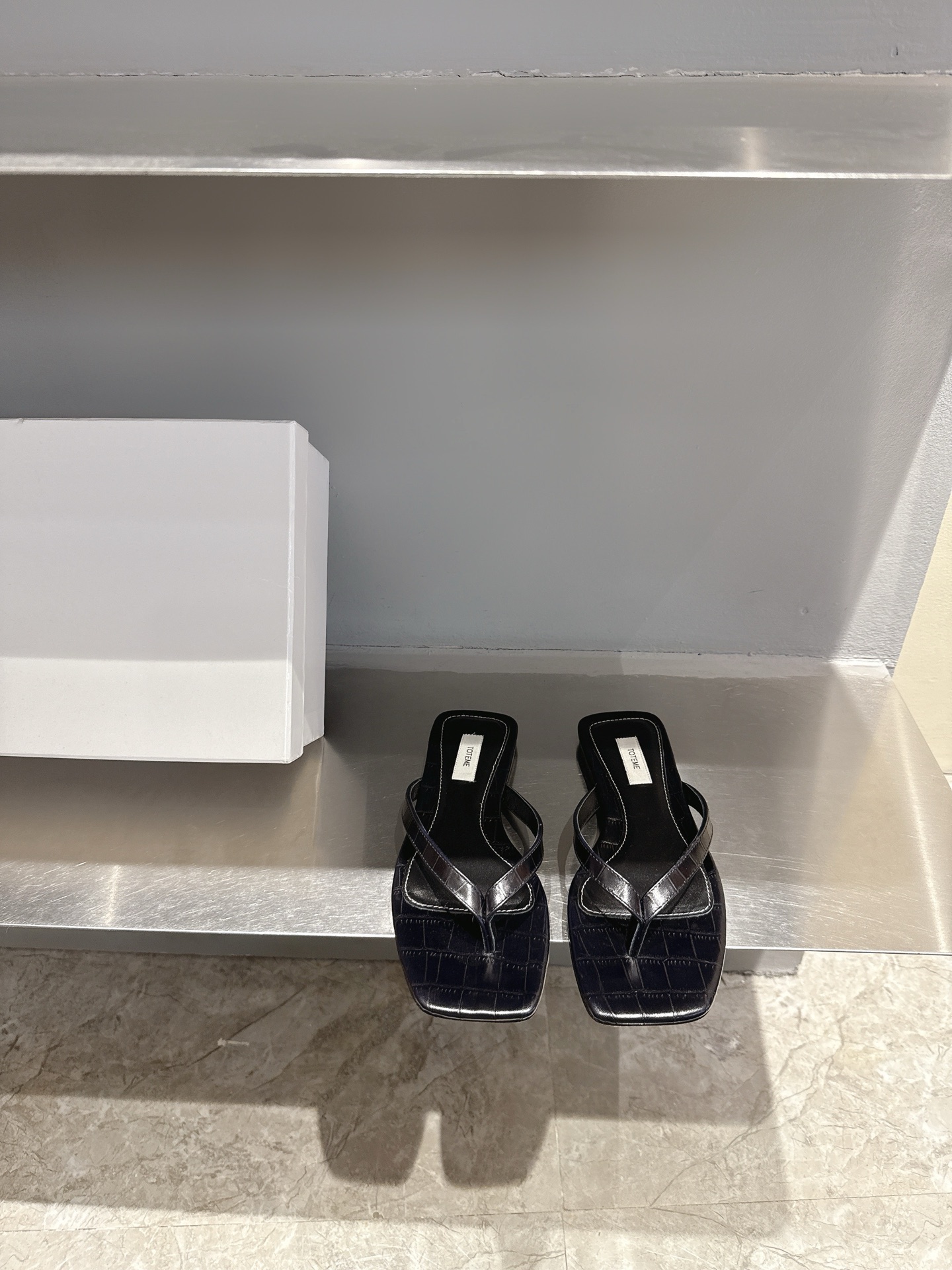 NO:264347,Toteme 2025 spring and summer new slippers, how can the fashionable little guys not have this most in-depth fashion item this summer? Original 1:1 customized embossed leather fabric, sheepskin lining, Italian imported genuine leather soles, size 35-39 (40.41 customized), slippers, slippers, sheepskin, Leather soles19860909Toteme 2025春夏新款拖鞋时髦的小主们怎么能没有这个今夏最in的时尚单品加特呢原版1:1订制压纹皮面料,羊皮内里,意大利进口真皮大底,尺码35-39(40.41订做）,拖鞋,slippers,sheepskin,Leather soles,Women's Shoes