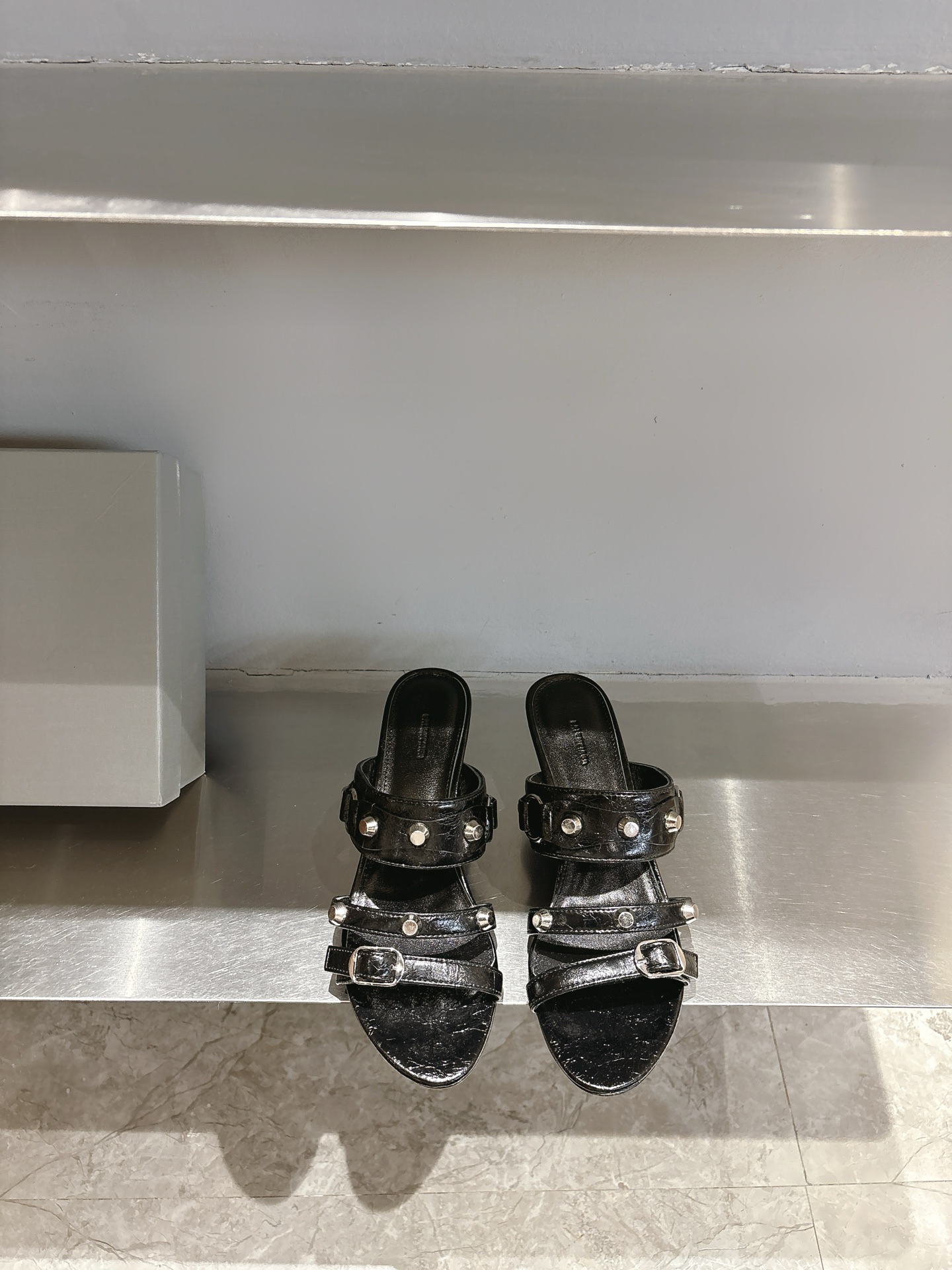 NO:413534,BALENCIA*2025 spring and summer new metal rivet flat high heel shoes!  The shoe shape of this pair of CAGOLE sandals is the rivets on the lady's slippers, and it's super punk on the street. It's so unique. The INS hottest model is made of original custom cowhide, inner foot padded sheepskin, genuine leather sole, and fully hand-locked metal rivets. All materials are consistent with the original craftsmanship and full of texture!  Size: 35-40 (40 custom made without return), high heels slippers, balenciaga, sandals, high heels, slippers, cowhide, sheepskin, Leather soles19860909BALENCIA*2025春夏新款金属铆钉平底高跟单鞋！这双CAGOLE凉鞋鞋型是淑女拖鞋上面的铆钉又超级朋克街头简直太别致了 INS爆款 鞋面采用原版订做牛皮 内里垫脚羊皮 真皮大底 全手工锁金属铆钉打造 所有的材质与工艺原版一致 质感满满！ 码数:35-40（40 订做不退换）,高跟鞋拖鞋,balenciaga,sandals,high heels,slippers,cowhide,sheepskin,Leather soles,Women's Shoes