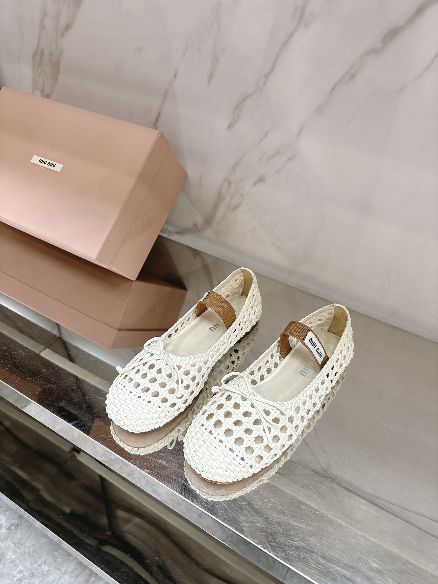 NO:265306,Miumi*2025 spring and summer new woven ballet shoes, full of high-end feel, this season's ballet shoes are really sweet again hitting the soft shoes of the girl's heart, super texture, and it makes people can't help dancing on the same version of woven cowhide fabric, sheepskin footbed, private mold rubber non-slip wear-resistant sole, size 35-39# (40# custom made without return or exchange), ballet shoes, miumiu, cowhide, sheepskin19860909miumi*2025春夏新款编织芭蕾舞鞋,满满的高级感这一季的芭蕾舞鞋,真的好甜再次击中少女心柔软的鞋子,质感超强,穿上让人忍不住翩翩起舞对版编织牛皮面料,羊皮垫脚,私模橡胶防滑耐磨大底,尺码35-39#（40#订做不退换）,芭蕾舞鞋,miumiu,cowhide,sheepskin,Women's Shoes