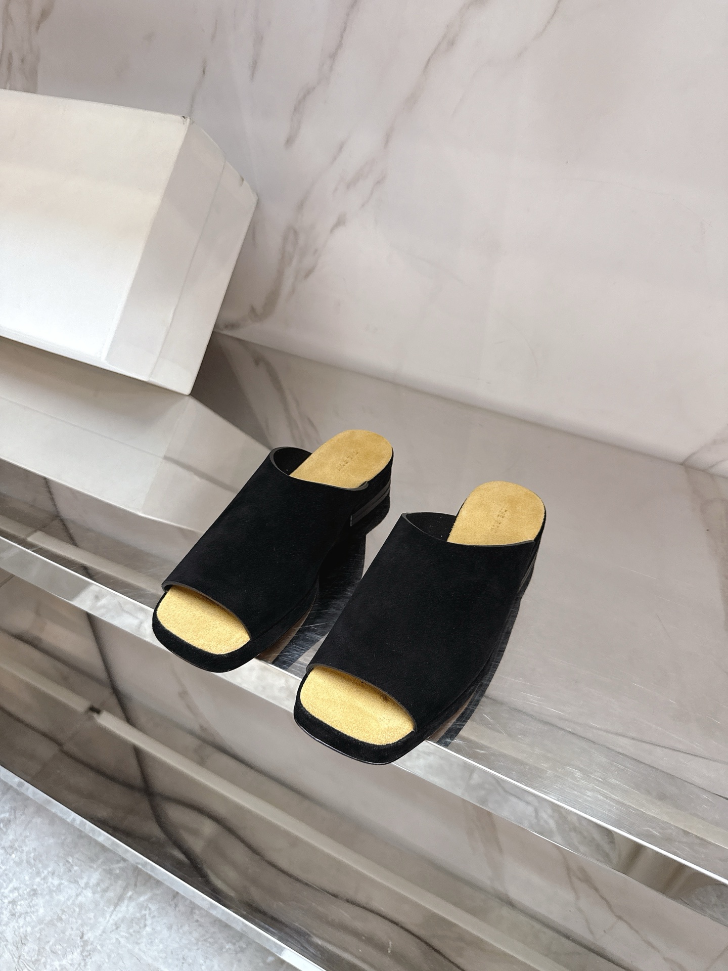 NO:383355,The row Spring and summer new slippers You can always believe in the row. Minimalist and retro are their synonyms. They are as simple as ever, with a sense of design, simple and smooth lines, and full of details. Open side beads/beef fleece fabric, wool lining, old sole imported from Italy, size 35-39# (40# customized, no return or exchange), slippers, slippers19860909The row 春夏新款拖鞋你可以永远相信the row ,极简、复古是他们的代名词,一如既往的简单,有设计感,线条简洁流畅,细节满满对版开边珠/牛反绒面料,羊毛内里,意大利进口做旧大底,尺码35-39#（40#订做不退换）,拖鞋,slippers,Women's Shoes