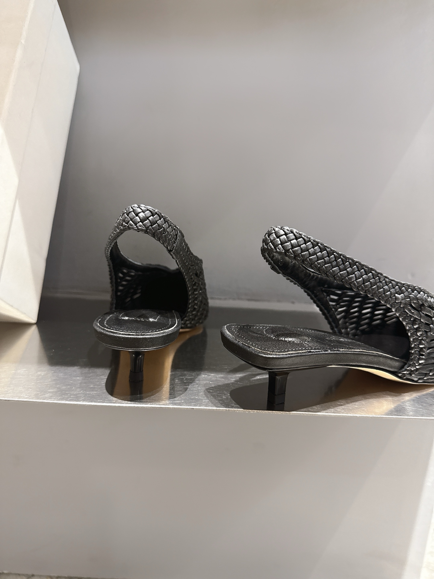 Jacquemus 25SS Knit Pointy Shoes: French Aesthetic in London Flagship Store - 图片 7