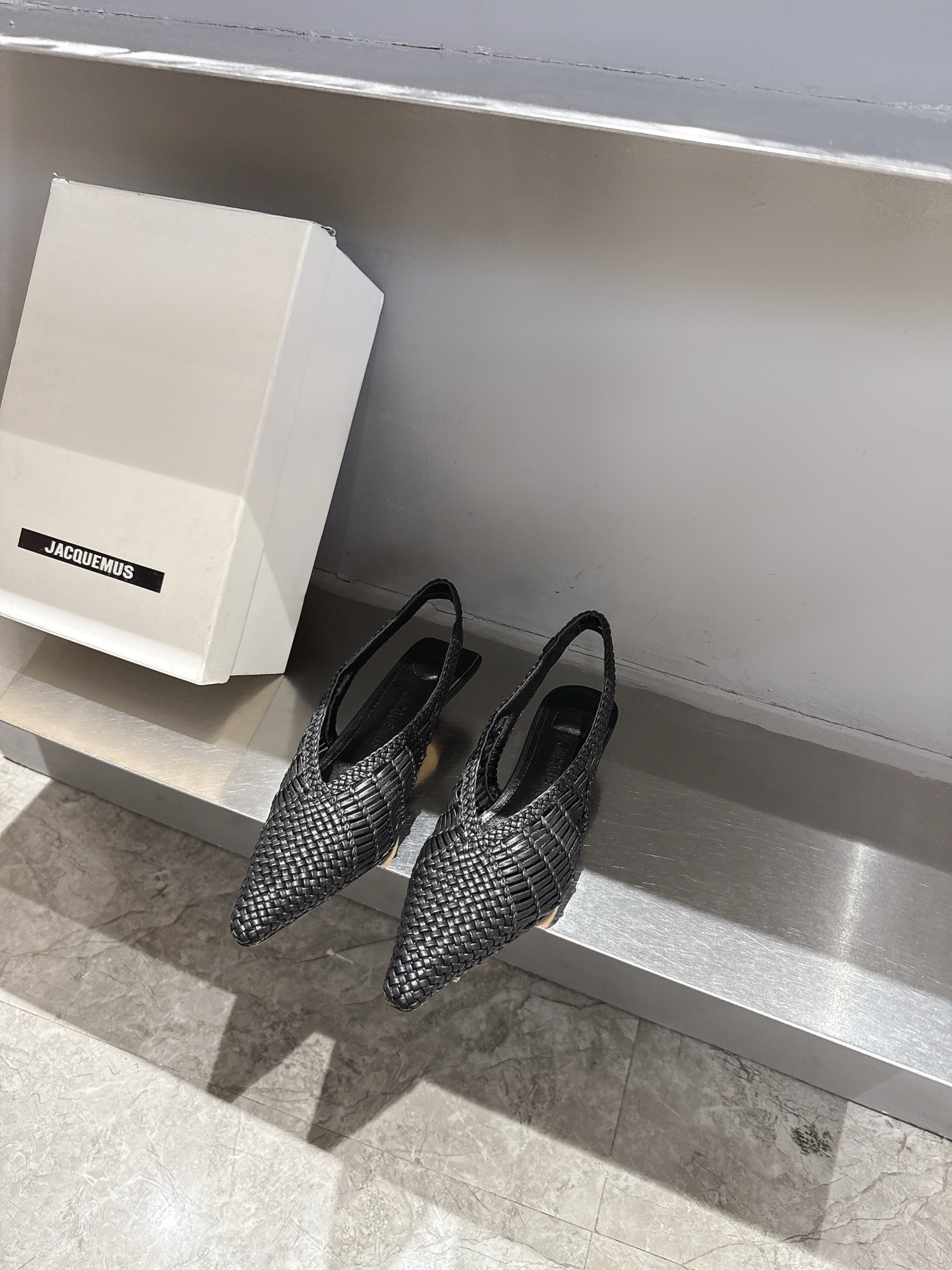 Jacquemus 25SS Knit Pointy Shoes: French Aesthetic in London Flagship Store - 图片 6