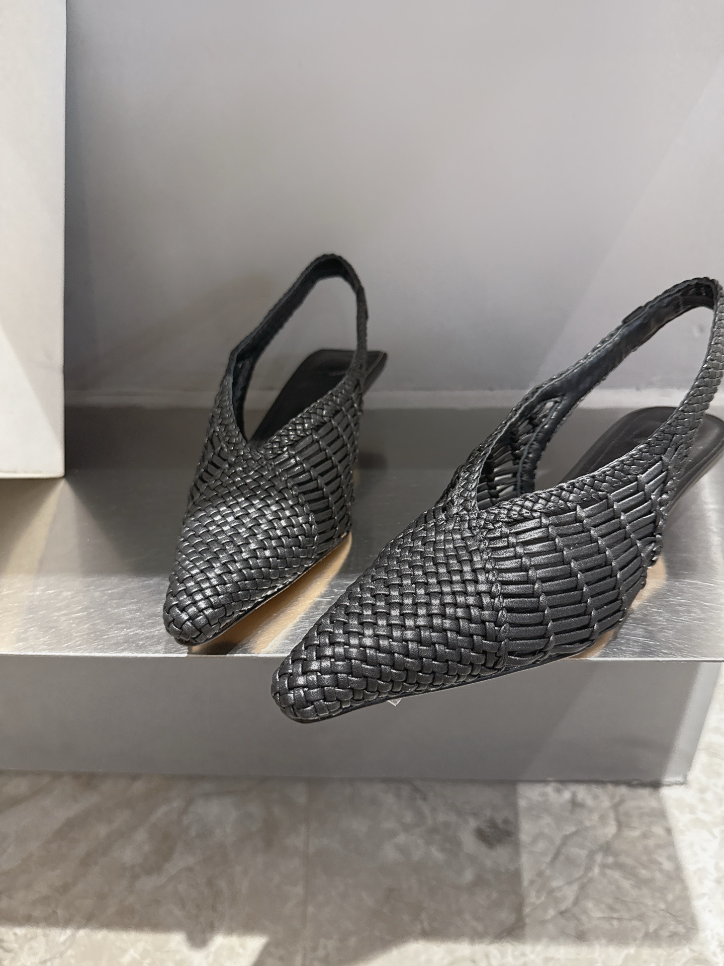 Jacquemus 25SS Knit Pointy Shoes: French Aesthetic in London Flagship Store - 图片 8