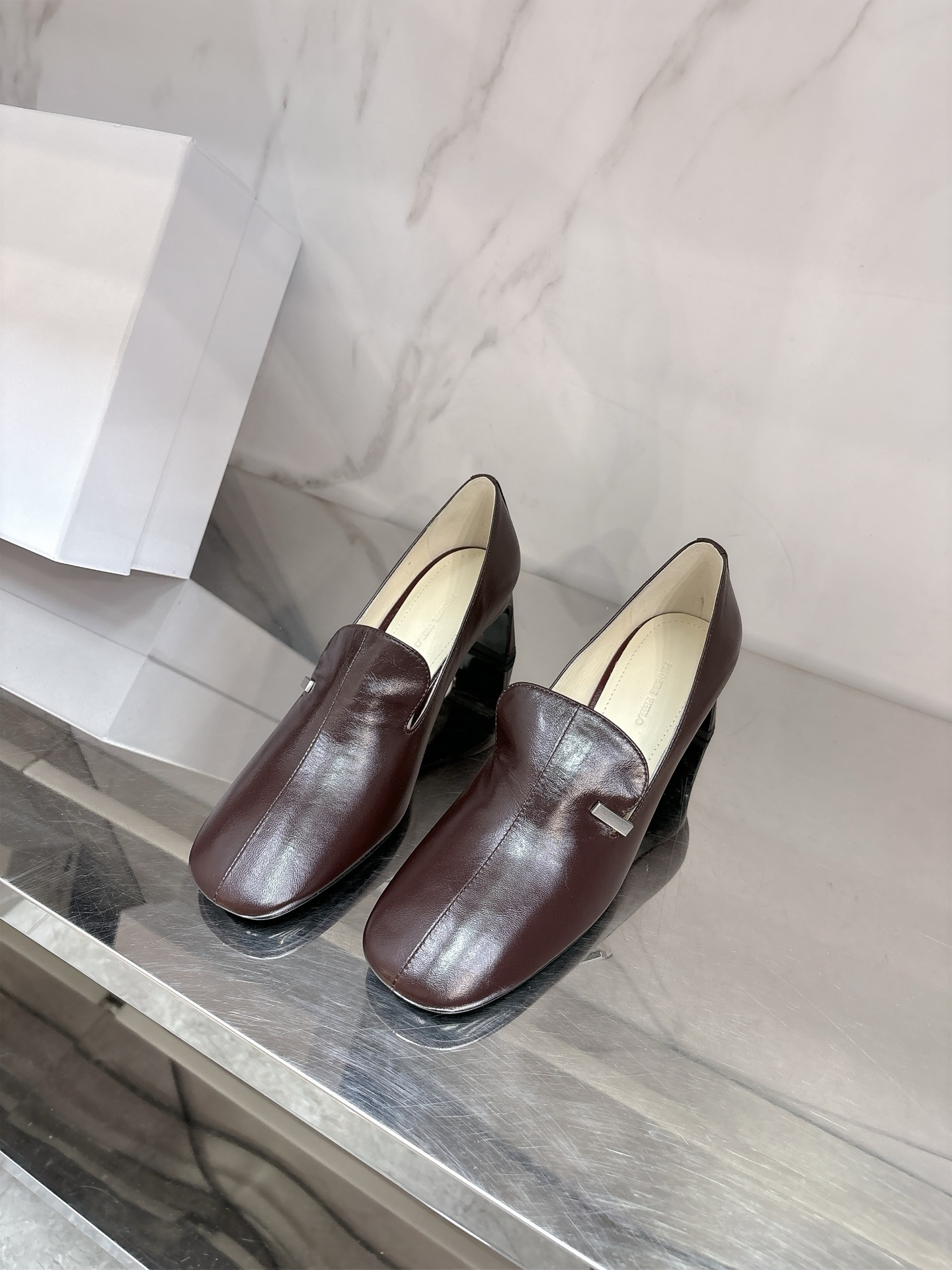 NO:383326,PHOEBE PHILO2025 early spring new high heels have simple lines and low-key colors, simple and tough female lead style and fashionable commuting, both oil wax leather cowhide fabric, sheepskin lining, Italian imported leather sole, size 35-39# (40# customized without return) (with the official website consistent packaging aircraft box), high heels, high heels, cowhide, sheepskin, Leather soles19860909莞产代购级PHOEBE PHILO2025早春新款高跟鞋简单的线条和低调的色彩,简约硬朗大女主风时尚通勤两不误对版油蜡皮牛皮面料,羊皮内里,意大利进口真皮大底,码数35-39#（40#订做不退换）（配官网一致包装飞机盒）,高跟鞋,high heels,cowhide,sheepskin,Leather soles,Women's Shoes