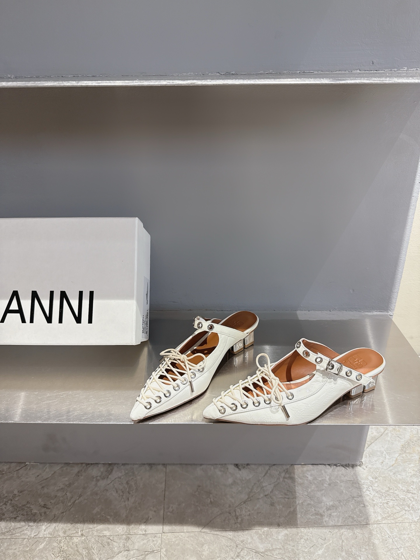 GANNI Spring/Summer 25s: Derby Shoes in Black, White, and Red - 图片 3
