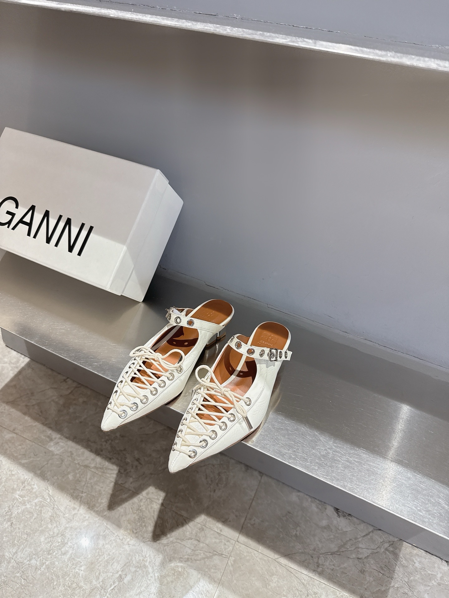 GANNI Spring/Summer 25s: Derby Shoes in Black, White, and Red - 图片 6