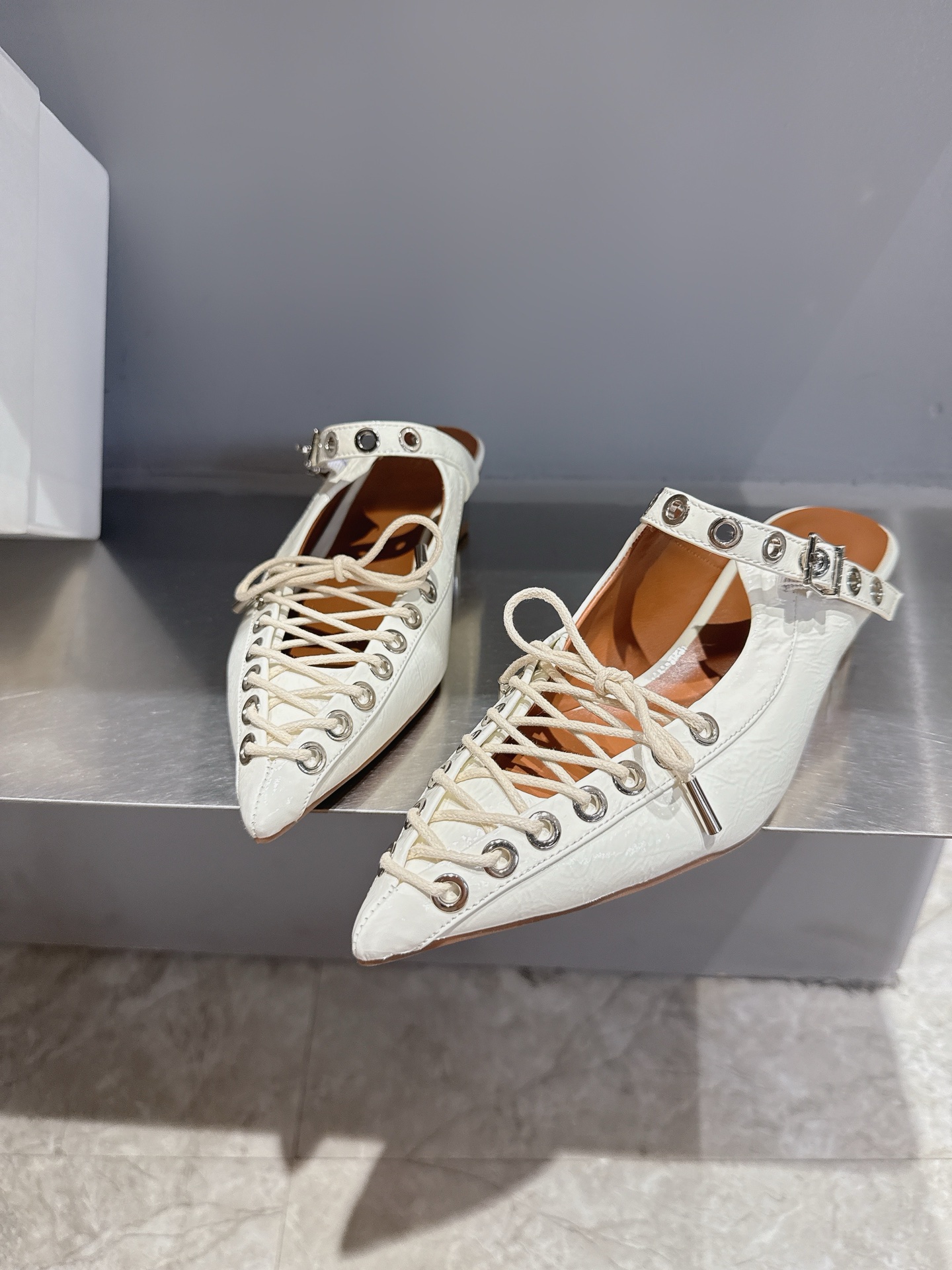 GANNI Spring/Summer 25s: Derby Shoes in Black, White, and Red - 图片 8