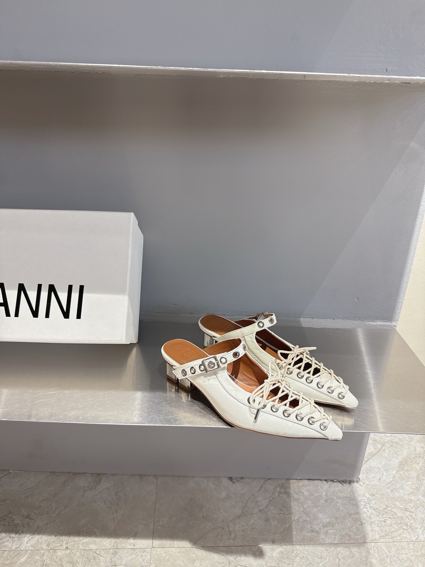 GANNI Spring/Summer 25s: Derby Shoes in Black, White, and Red - 图片 4