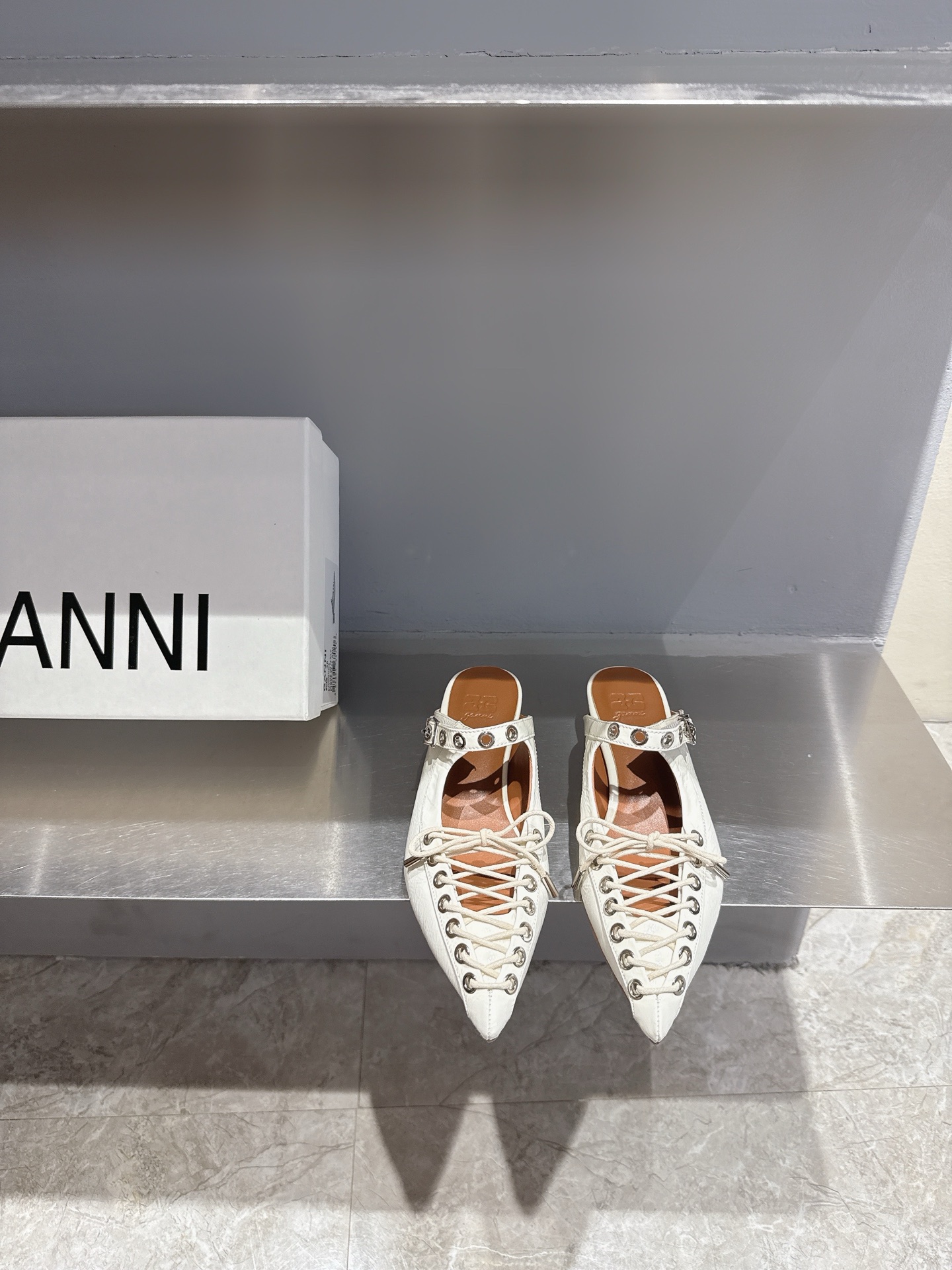GANNI Spring/Summer 25s: Derby Shoes in Black, White, and Red - 图片 1