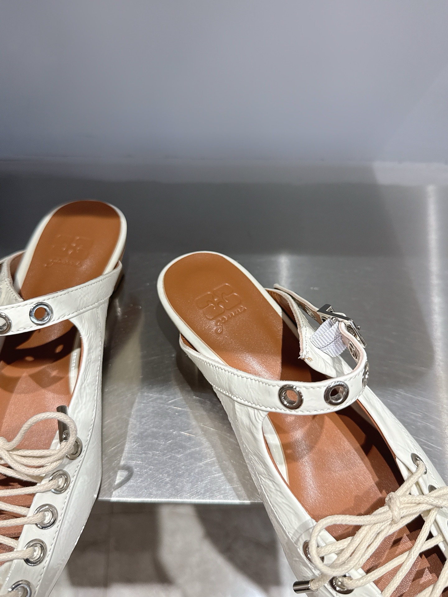GANNI Spring/Summer 25s: Derby Shoes in Black, White, and Red - 图片 7