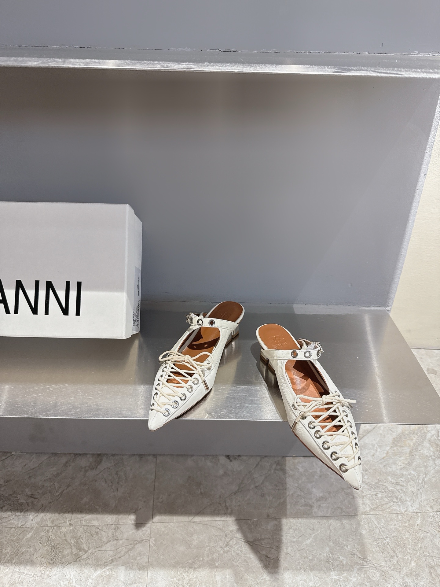 GANNI Spring/Summer 25s: Derby Shoes in Black, White, and Red - 图片 2