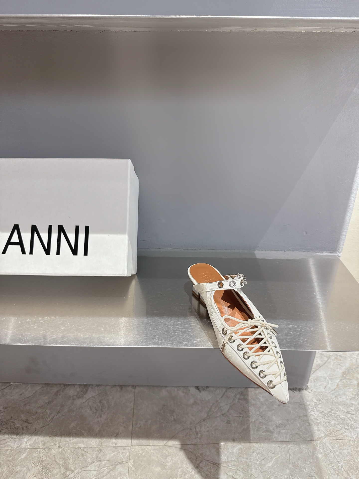 GANNI Spring/Summer 25s: Derby Shoes in Black, White, and Red - 图片 5