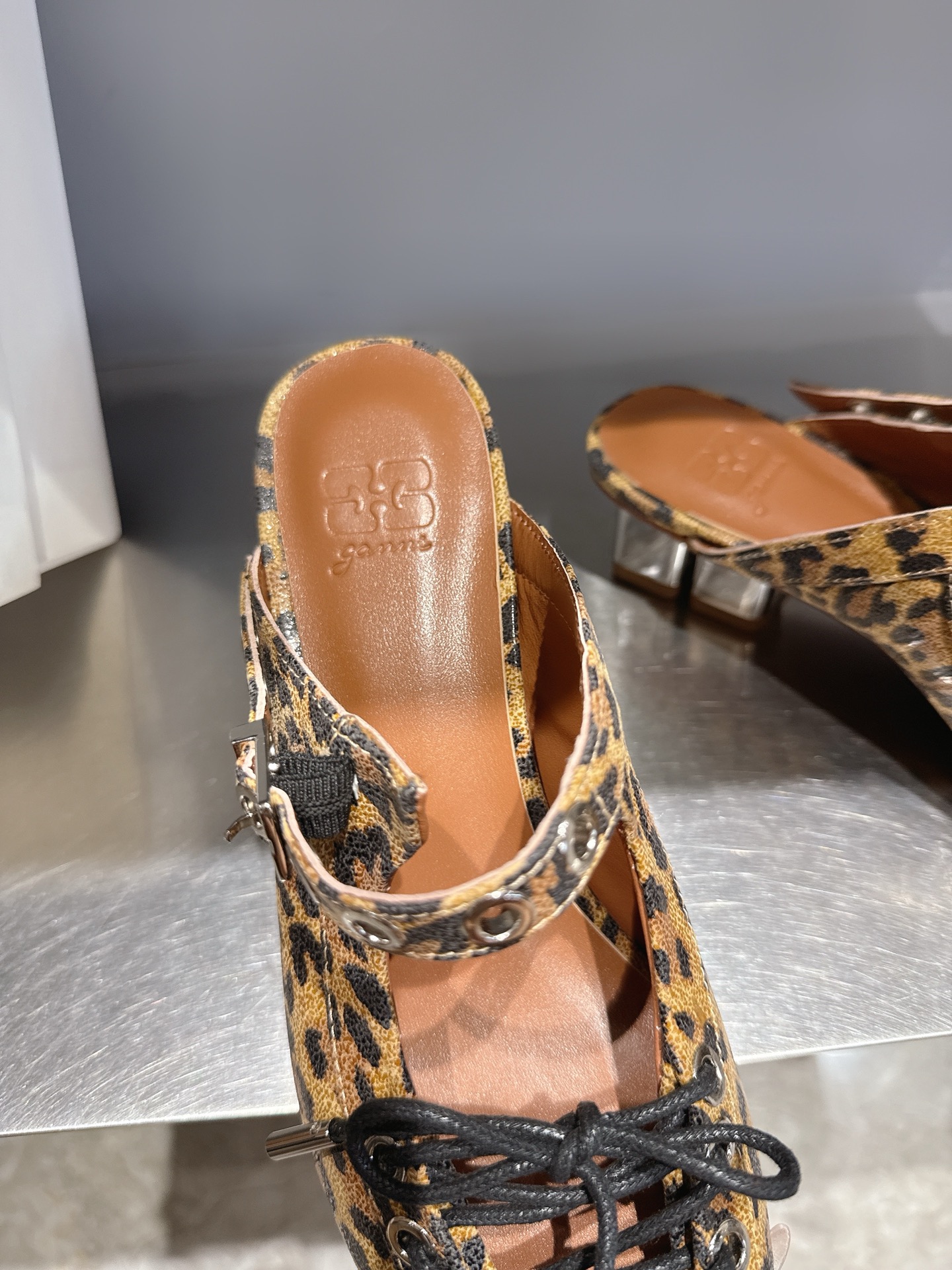 GANNI Spring/Summer ’25: Derby Shoes Love, Classic Black and White, Red Soles. - 图片 7