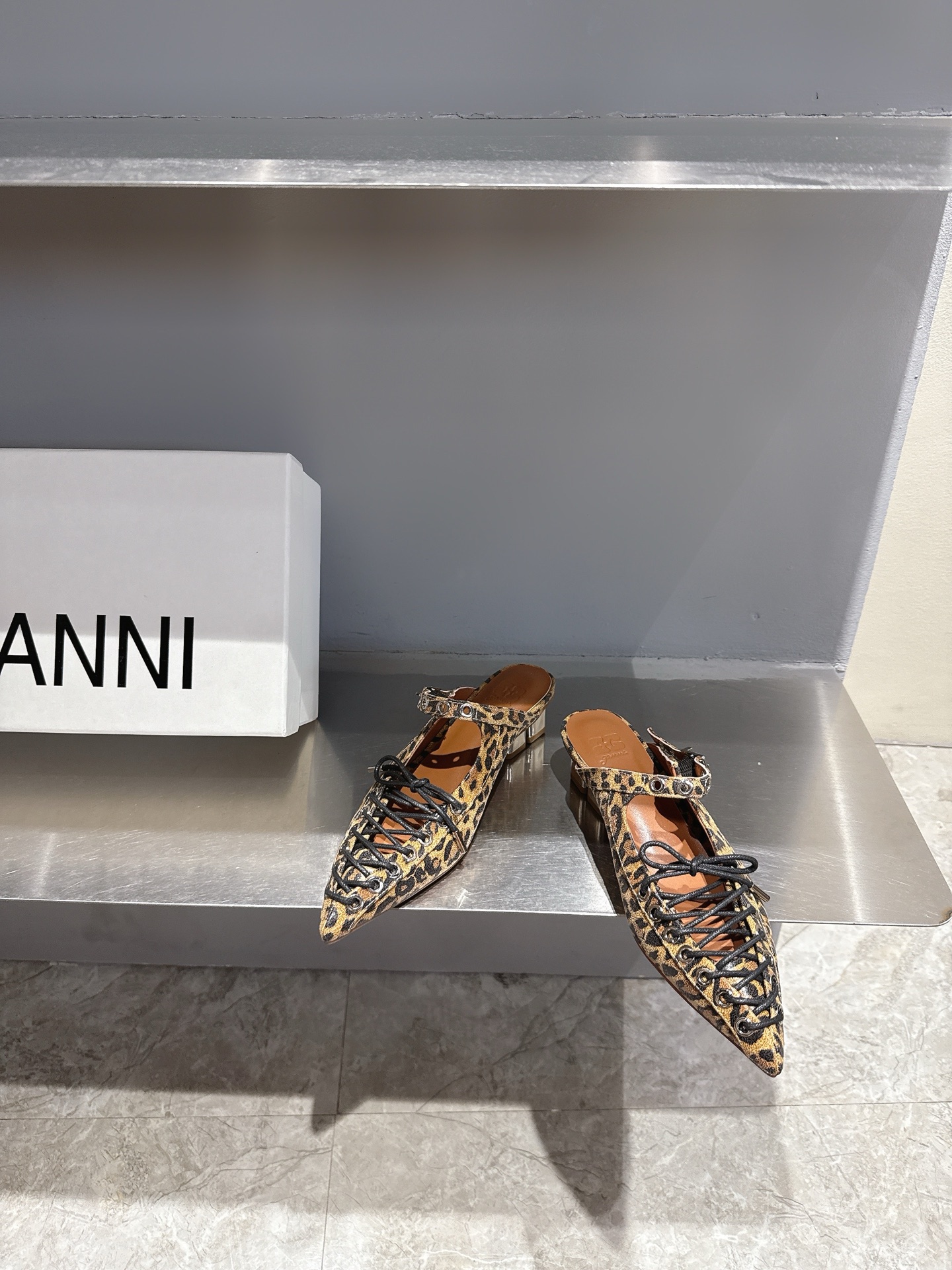 GANNI Spring/Summer ’25: Derby Shoes Love, Classic Black and White, Red Soles. - 图片 2