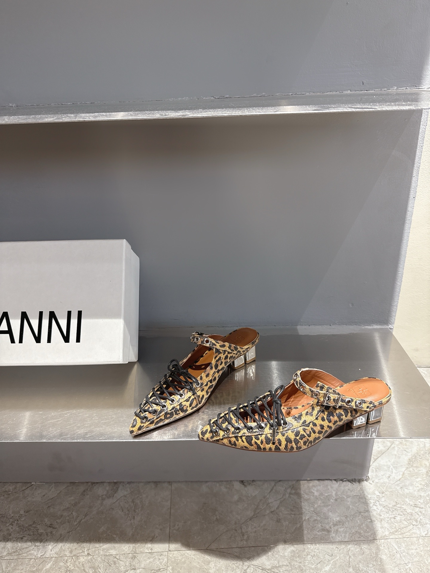 GANNI Spring/Summer ’25: Derby Shoes Love, Classic Black and White, Red Soles. - 图片 3
