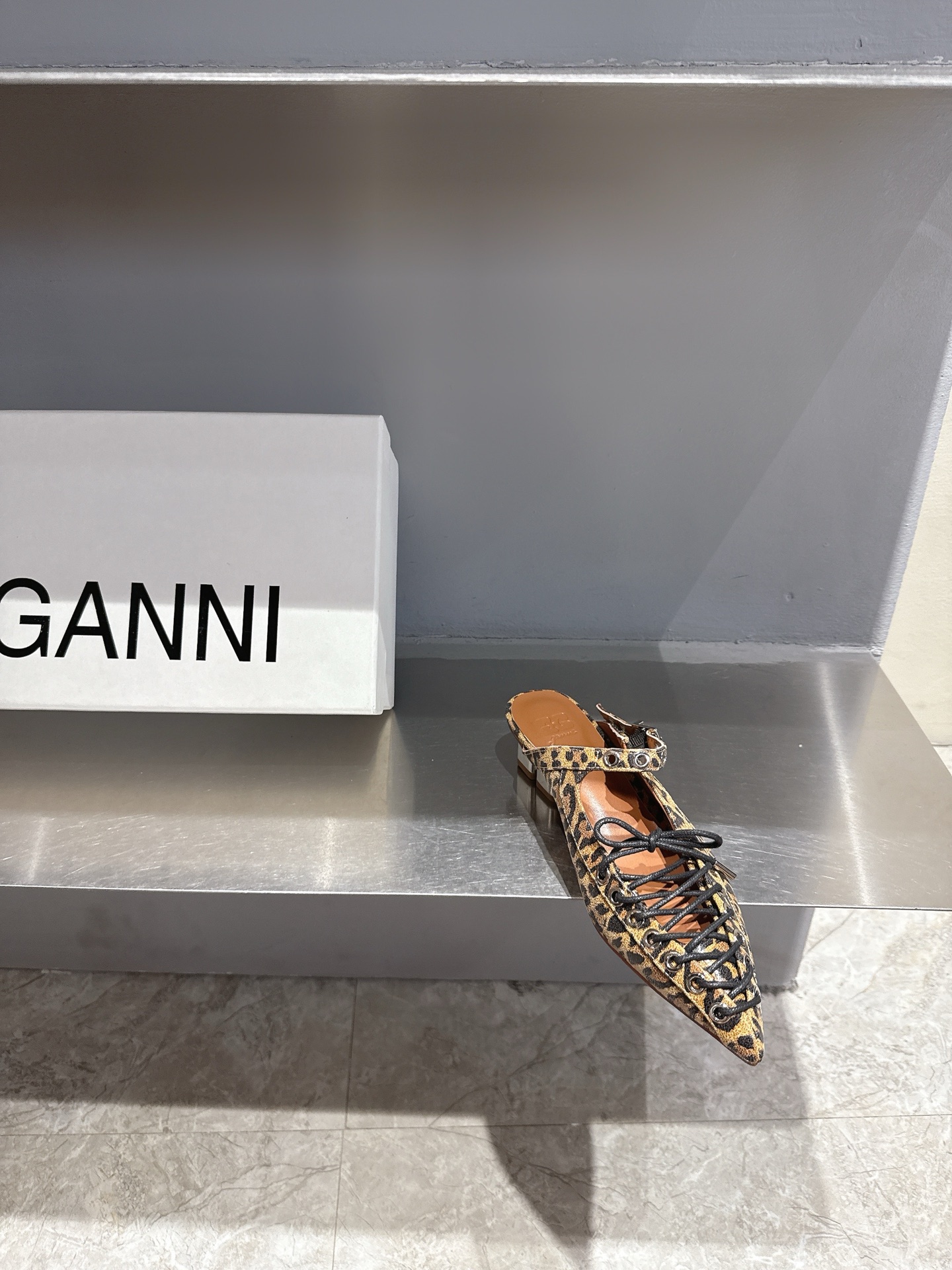 GANNI Spring/Summer ’25: Derby Shoes Love, Classic Black and White, Red Soles. - 图片 5