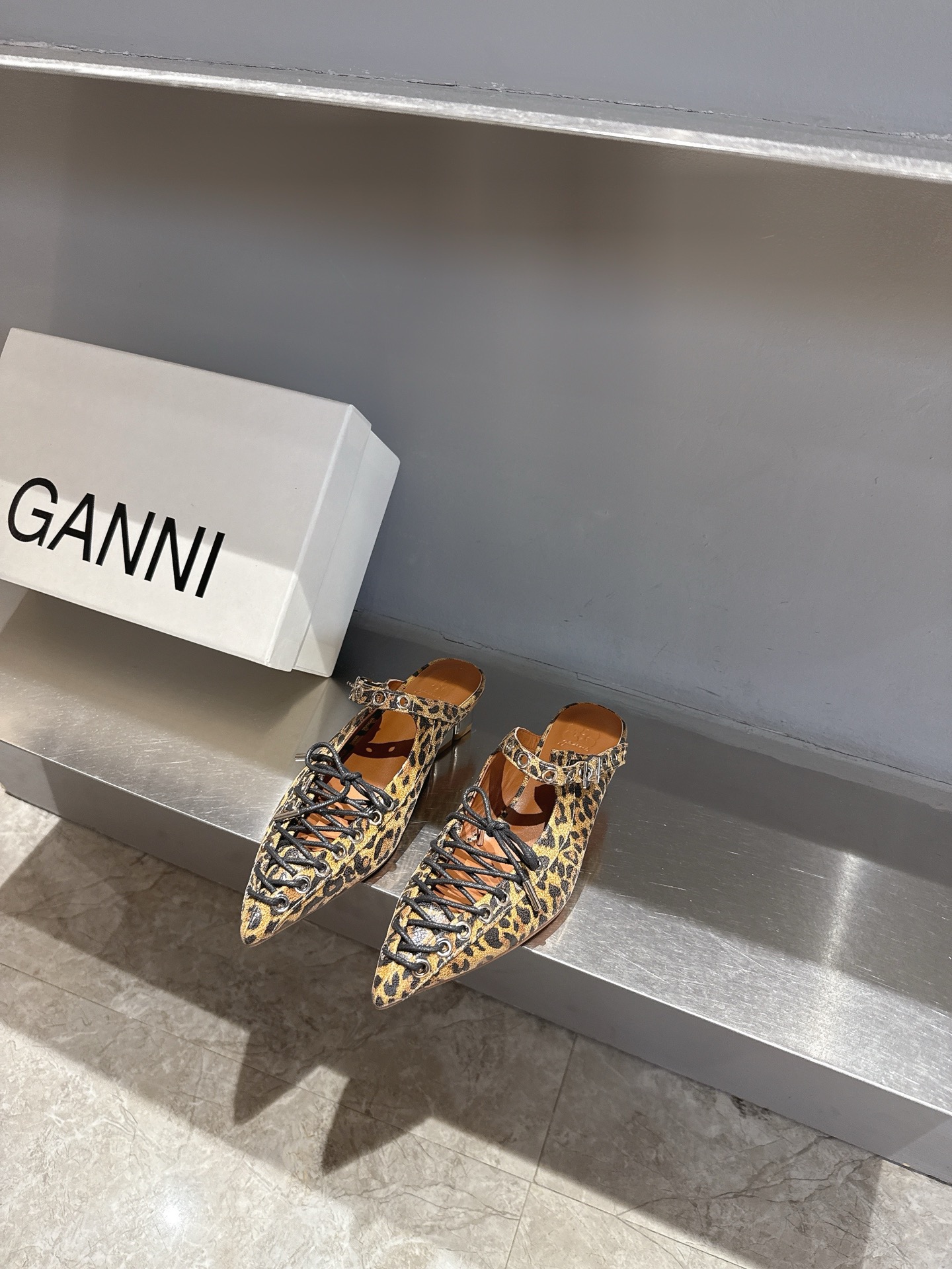 GANNI Spring/Summer ’25: Derby Shoes Love, Classic Black and White, Red Soles. - 图片 6