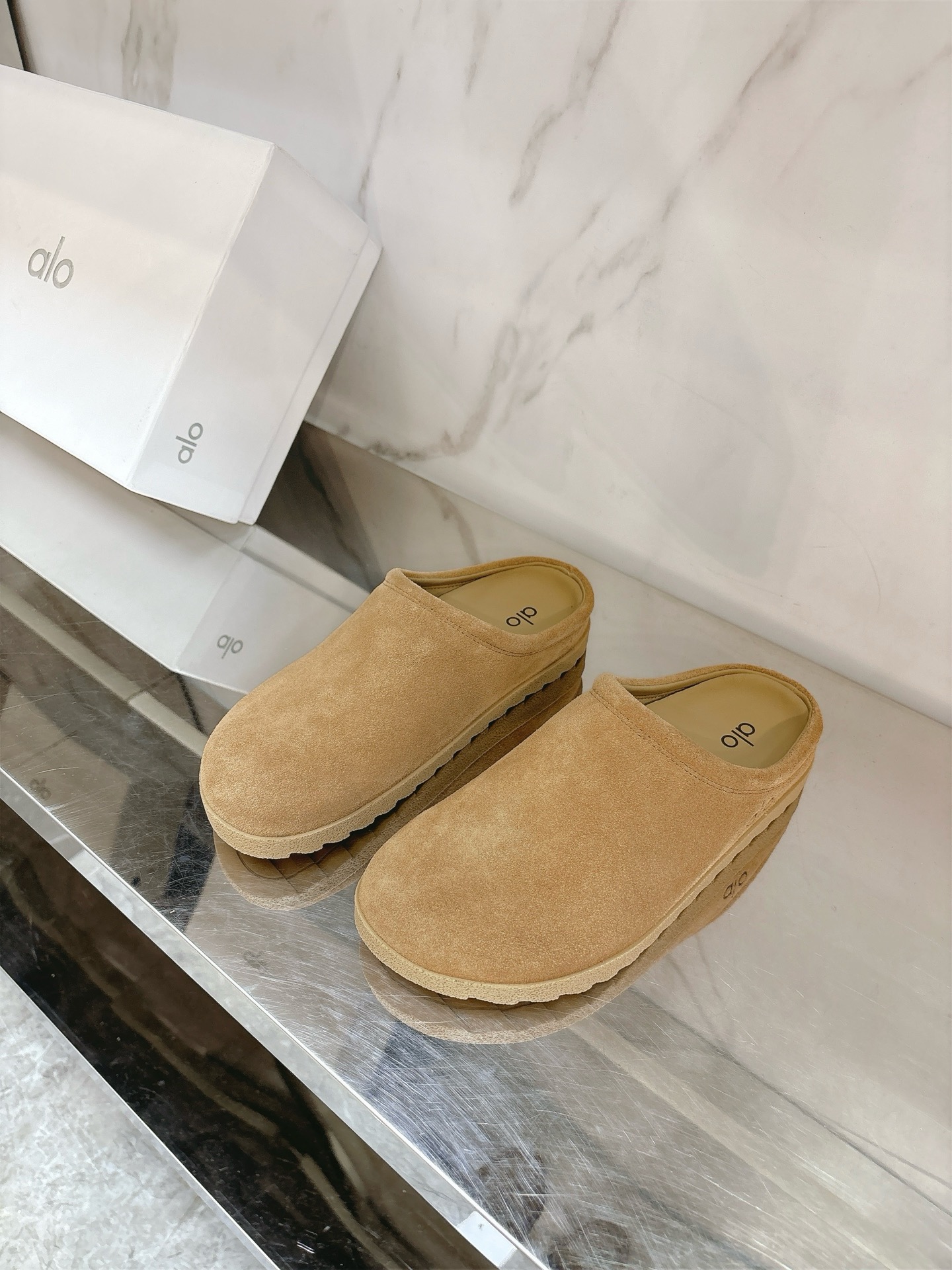 NO:383323,alo2025 spring and summer new Birken Slippers. Do you want a comfortable and fashionable slipper? This Birken Slippers definitely meet your requirements. All kinds of outfits can perfectly integrate into the pair of beef reverse fleece fabric, sheepskin inner lining, private mold rubber wear-resistant and non-slip sole, size 35-39# (40.41 custom made without return), semi-trail, slippers, sheepskin19860909alo2025春夏新款勃肯拖鞋丑萌丑萌的想要既舒适又时尚的拖鞋吗这款勃肯鞋绝对满足你的要求各种装扮都能完美融入对版牛反绒面料,羊皮内里,私模橡胶耐磨防滑大底,码数35-39#（40.41订做不退换）,半拖,slippers,sheepskin,Women's Shoes