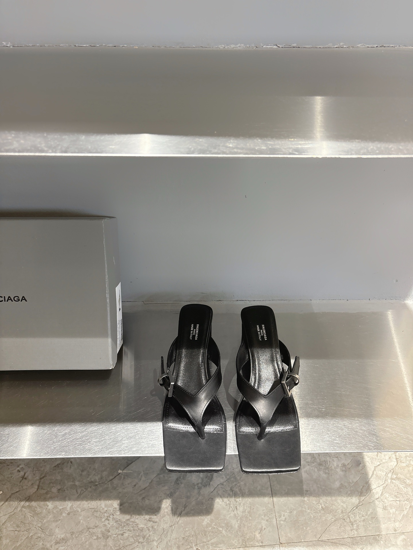 NO:413571,Balenciaga Balenciaga high heel square toe flip-flops to bring fashion to the extreme. Balenciaga square toe fashion shoes. Balenciaga shoes are absolutely open and every pair wants to enter, because every pair really has a sense of fashion. The essence of the whole pair is its toe, and it is not bloated, very high-end and slim. There are no clothes that they cannot match. Countless modifications of the last can create a perfect version. Customized mixed-bred sheepskin upper, inner footbed sheepskin, soles, Italian leather outsole, heel height 5cm, size 35-39 (40.41 custom made without return and exchange), split-toe shoes, balenciaga, balenciaga, slippers, sheepskin, Leather soles19860909Balenciaga巴黎世家高跟方头夹脚人字拖鞋 将时髦发挥到极致的 巴黎世家方头时装鞋,巴黎世家的鞋子绝对开了挂,每一双都想去入,因为真的每一对都自带时髦感 整双鞋的精髓就是它的鞋头了, 并且不带臃肿感,非常高级并且显瘦,而且没有她们不能搭配的衣服,无数次套楦修改才能打造出完美版型 鞋面定制混种羊皮 内里垫脚羊皮 鞋底意大利真皮大底 跟高5cm 码数35-39（40.41定做不退换）,分趾鞋,balenciaga,balenciaga,slippers,sheepskin,Leather soles,Women's Shoes