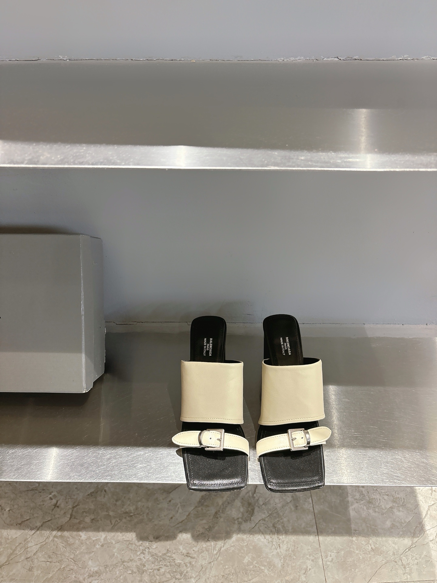 NO:413577,Balenciaga square toe buckle high heel slippers to bring fashion to the extreme. Balenciaga square toe fashion shoes. Balenciaga shoes are absolutely open and every pair wants to enter, because every pair really has a sense of fashion. The essence of the whole pair is its toe, and it is not bloated, very high-end and slim. There are no clothes that they cannot match. Countless modifications of the last can create a perfect version. Customized upper mixed-bred sheepskin inner footbed sheepskin sole Italian leather outsole heel height 8cm size 35-39 (40.41 custom made without return and exchange), high heels slippers, balenciaga, balenciaga, high heels, slippers, sheepskin, Leather soles19860909Balenciaga巴黎世家方头搭扣高跟拖鞋 将时髦发挥到极致的 巴黎世家方头时装鞋,巴黎世家的鞋子绝对开了挂,每一双都想去入,因为真的每一对都自带时髦感 整双鞋的精髓就是它的鞋头了, 并且不带臃肿感,非常高级并且显瘦,而且没有她们不能搭配的衣服,无数次套楦修改才能打造出完美版型 鞋面定制混种羊皮 内里垫脚羊皮 鞋底意大利真皮大底 跟高8cm 码数35-39（40.41定做不退换）,高跟鞋拖鞋,balenciaga,balenciaga,high heels,slippers,sheepskin,Leather soles,Women's Shoes