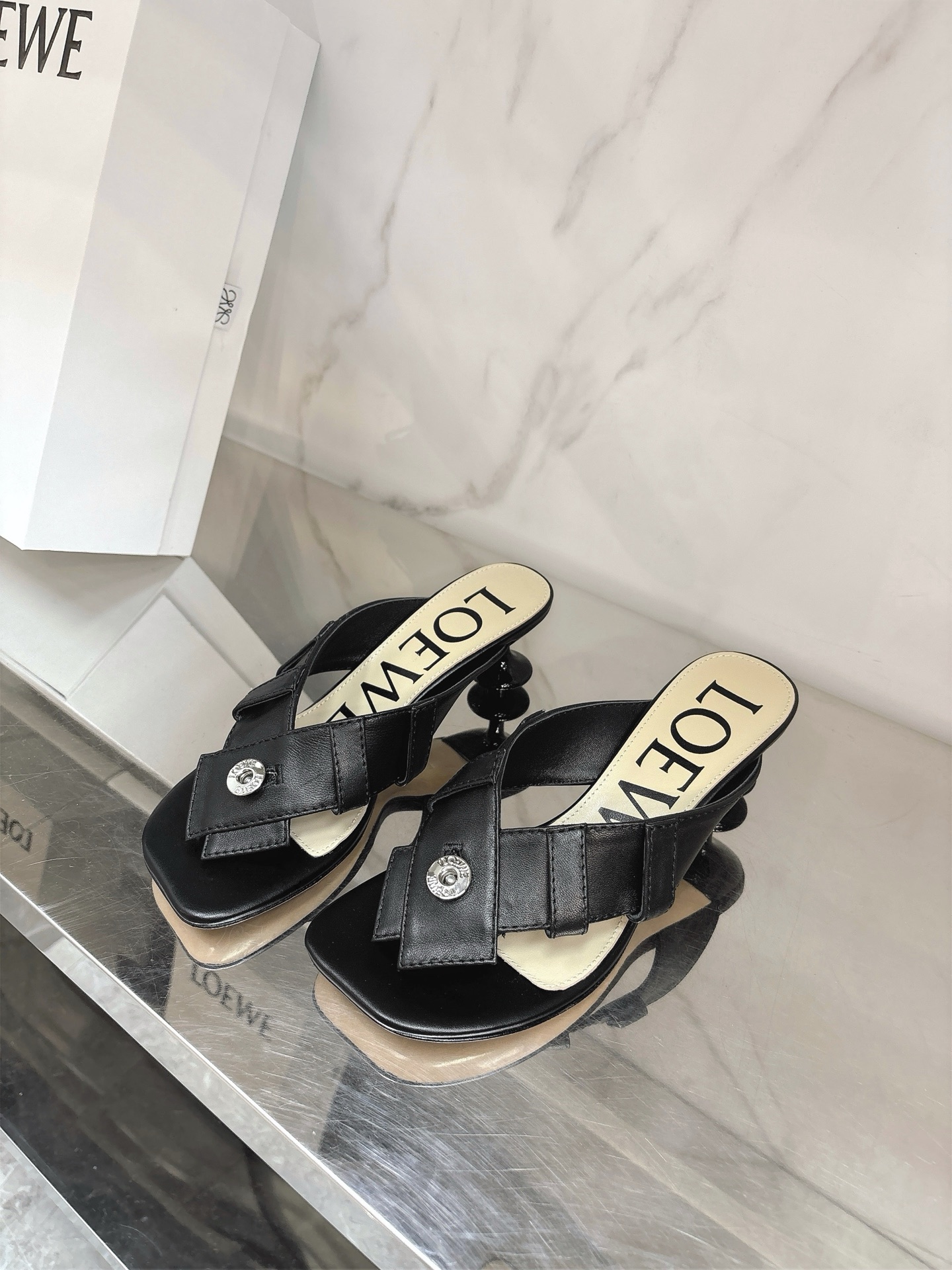 NO:391642,LOEW*25 spring and summer new slippers effortless fashionable slippers, unique shape, comfortable and visible to the naked eye, lazy and casual yet elegant, cool summer, pair of cowhide fabric, sheepskin inner lining, private mold rubber wear-resistant sole, size 35-39# (40# custom made without return) flat sole mid-heel, split-toe shoes, loewe, slippers, cowhide, sheepskin19860909LOEW*25春夏新款拖鞋毫不费力的时髦感拖鞋,造型别致,舒适度肉眼可见,慵懒随性又不失优雅夏日清凉出门,对版牛皮面料,羊皮内里,私模橡胶耐磨大底,码数35-39#（40#订做不退换） 平底 中跟,分趾鞋,loewe,slippers,cowhide,sheepskin,Women's Shoes