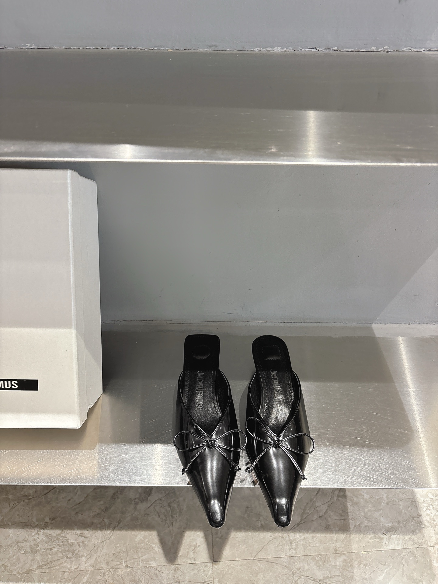 NO:413562,JACQUEMUS pointed-toe slippers Simple elements collision, fashionable and personalized. The thin strap buckle adds a sense of exquisiteness. Wear it and easily walk out of French modern style. Upper cowhide inner sheepskin leather outsole 35-39 40 customized, semi-trailed, slippers, cowhide, sheepskin, Leather soles19860909JACQUEMUS尖头拖鞋 简约的元素碰撞,时髦又个性.细带搭扣增添精致感,穿上它,轻松走出法式摩登范 . 鞋面牛皮 内里羊皮 真皮大底 35-39 40定做,半拖,slippers,cowhide,sheepskin,Leather soles,Women's Shoes