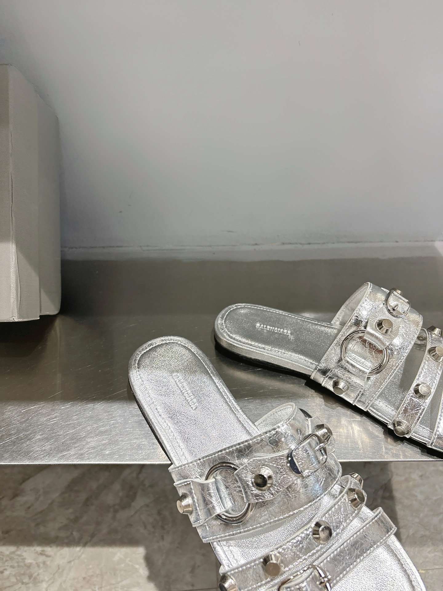 Balentia 2025 Spring Summer Metal Nailed Cagole Sandals with Original Skins. - 图片 8