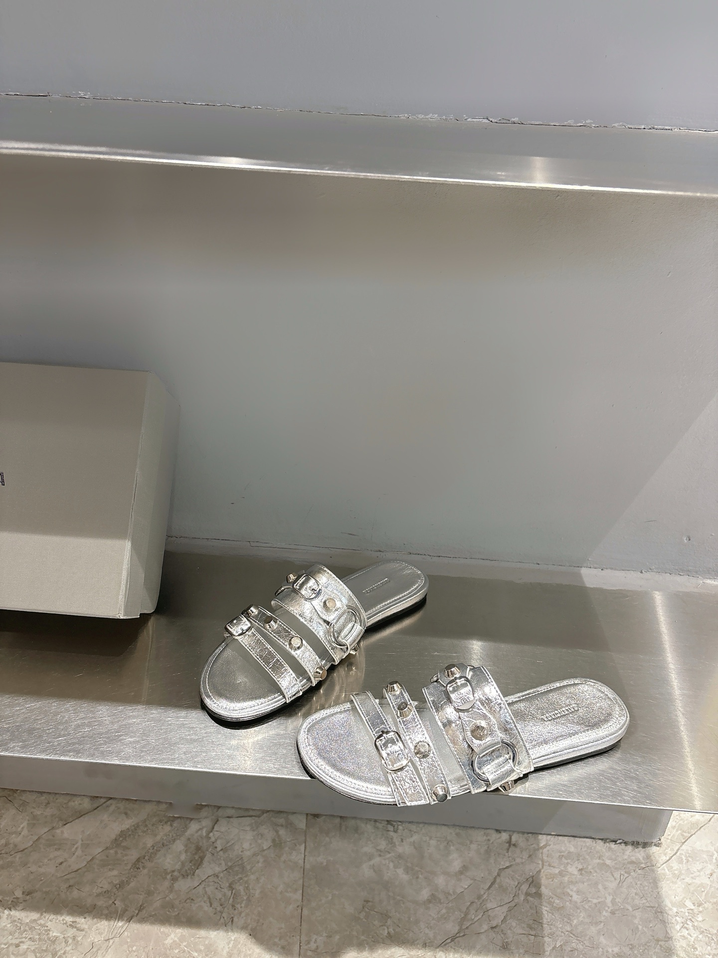 Balentia 2025 Spring Summer Metal Nailed Cagole Sandals with Original Skins. - 图片 4