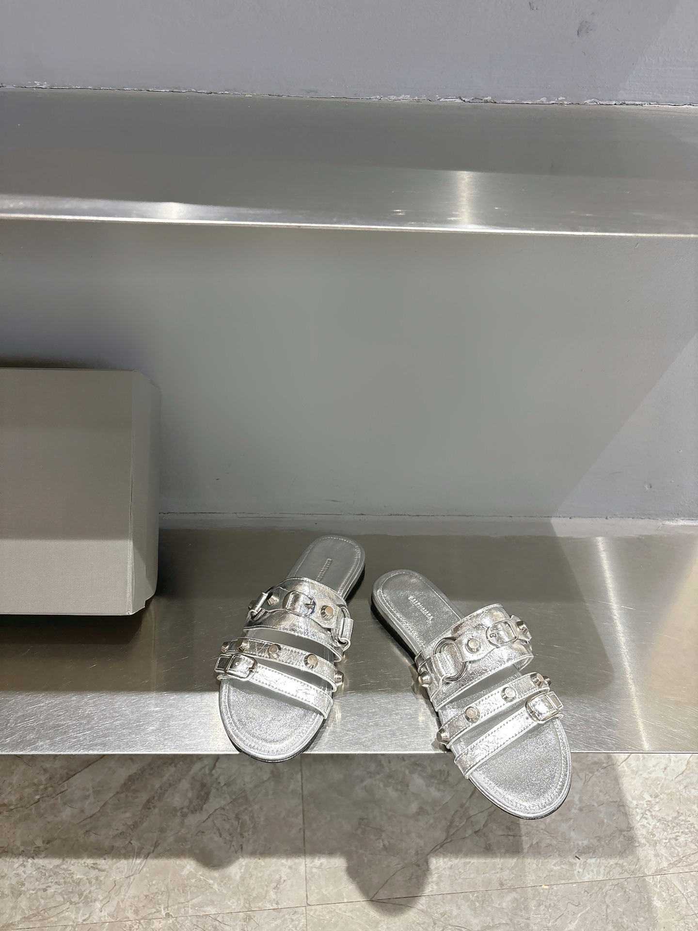 Balentia 2025 Spring Summer Metal Nailed Cagole Sandals with Original Skins. - 图片 3