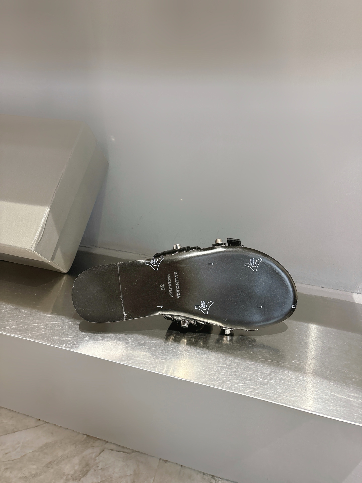 Balentia 2025 Spring Summer Metal Nailed Cagole Sandals – Original Skins, Manual Metal Locks - 图片 9