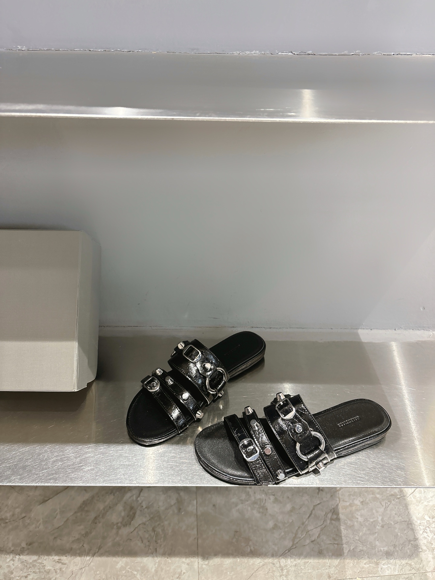 Balentia 2025 Spring Summer Metal Nailed Cagole Sandals – Original Skins, Manual Metal Locks - 图片 4