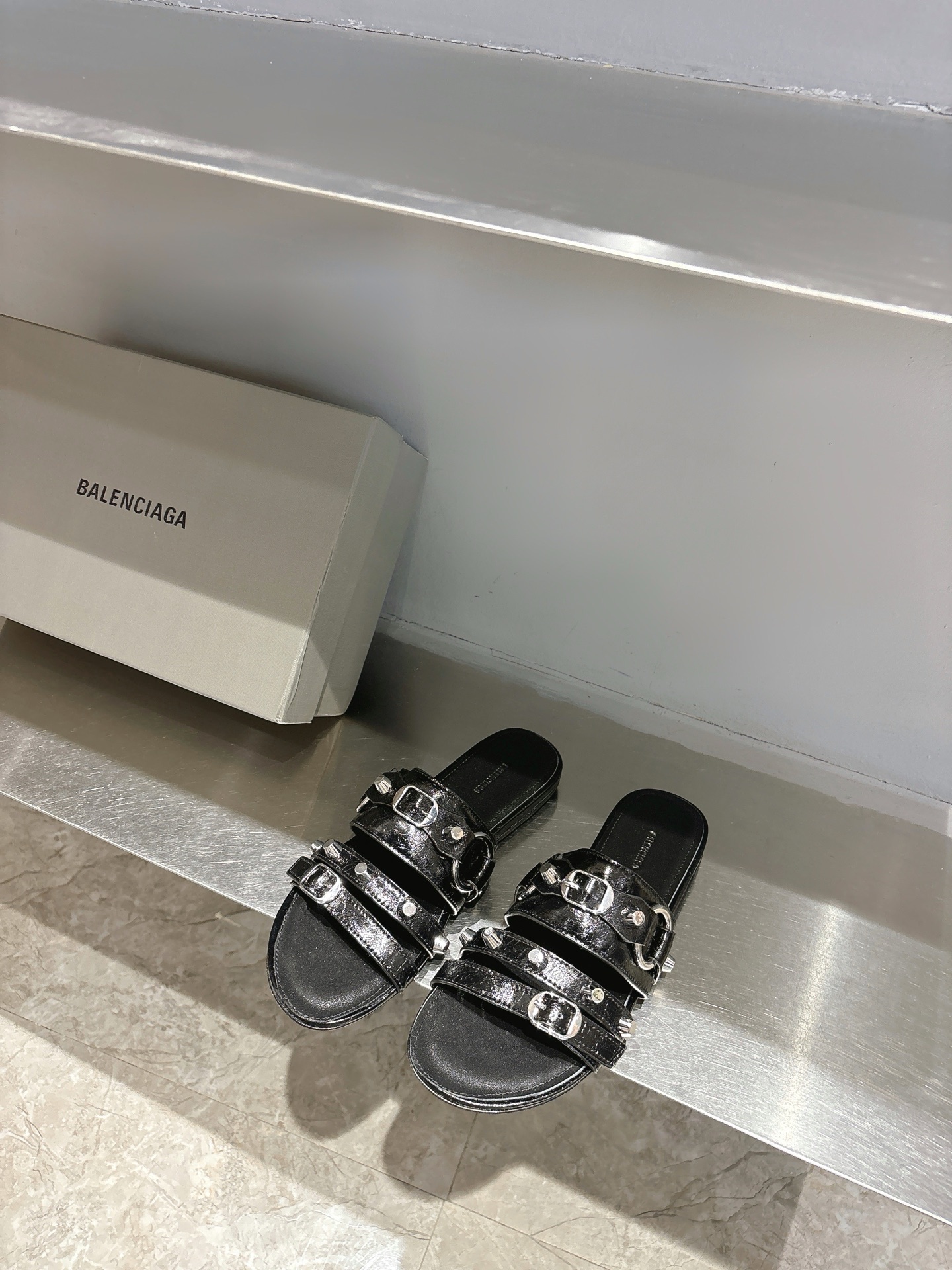 Balentia 2025 Spring Summer Metal Nailed Cagole Sandals – Original Skins, Manual Metal Locks - 图片 5