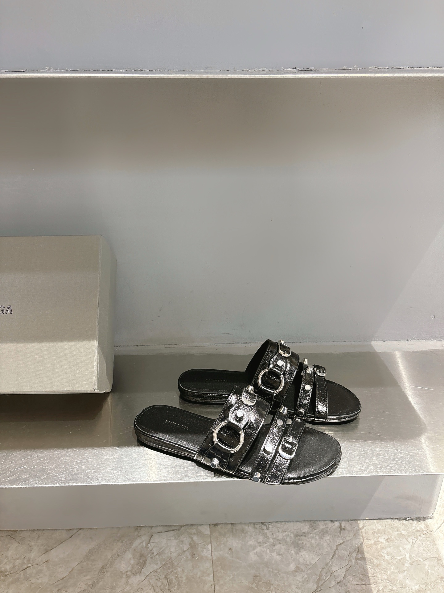 Balentia 2025 Spring Summer Metal Nailed Cagole Sandals – Original Skins, Manual Metal Locks - 图片 2