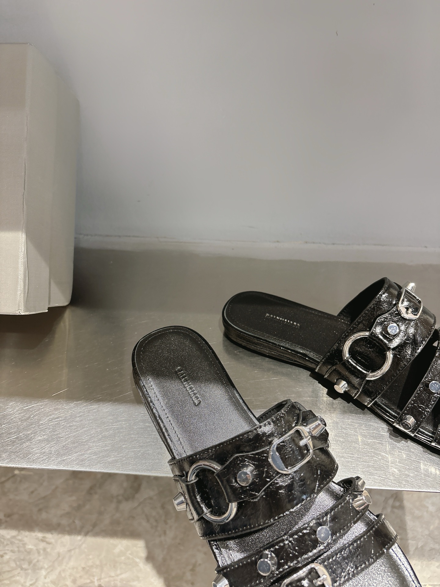 Balentia 2025 Spring Summer Metal Nailed Cagole Sandals – Original Skins, Manual Metal Locks - 图片 8