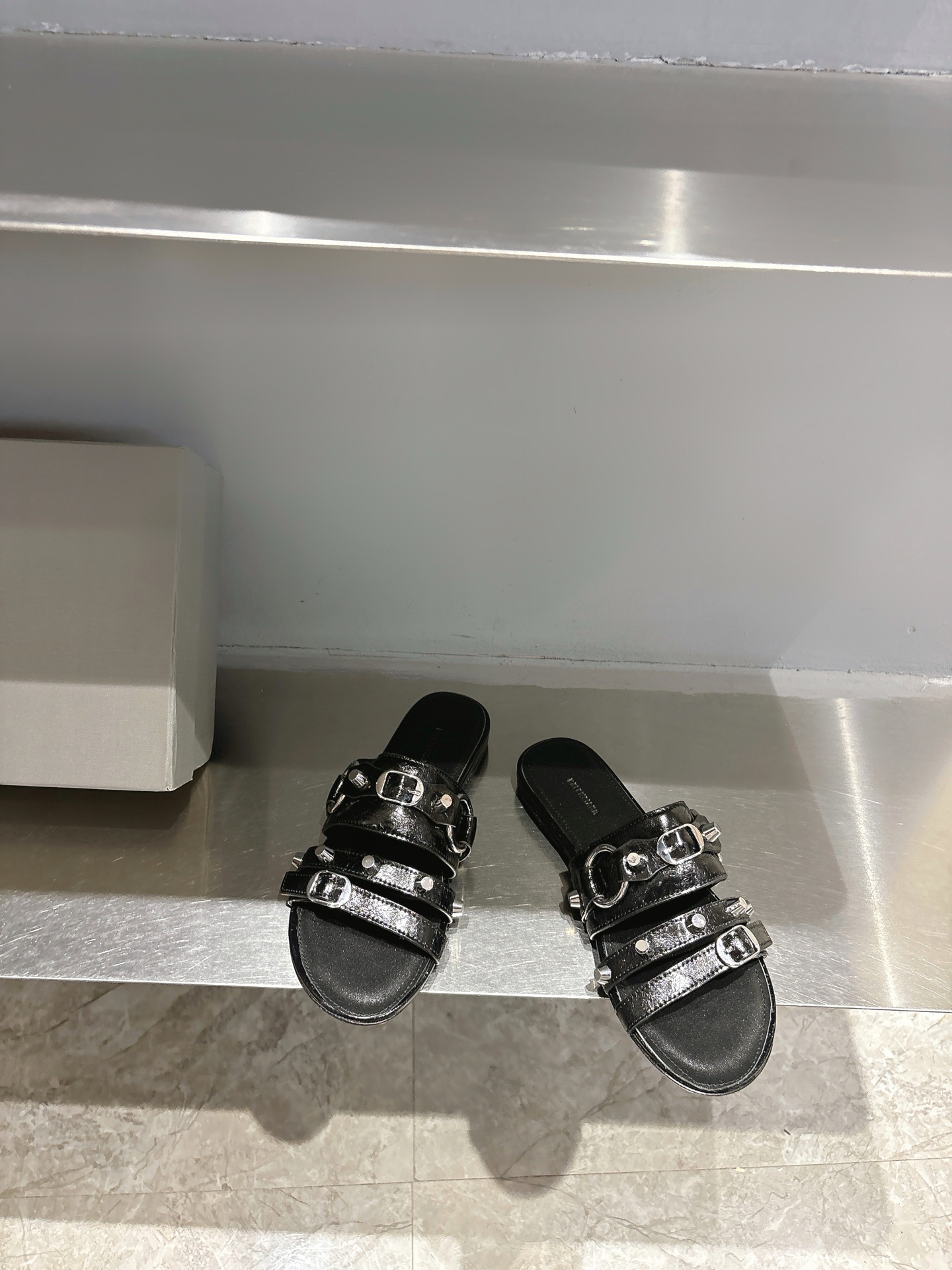 Balentia 2025 Spring Summer Metal Nailed Cagole Sandals – Original Skins, Manual Metal Locks - 图片 3