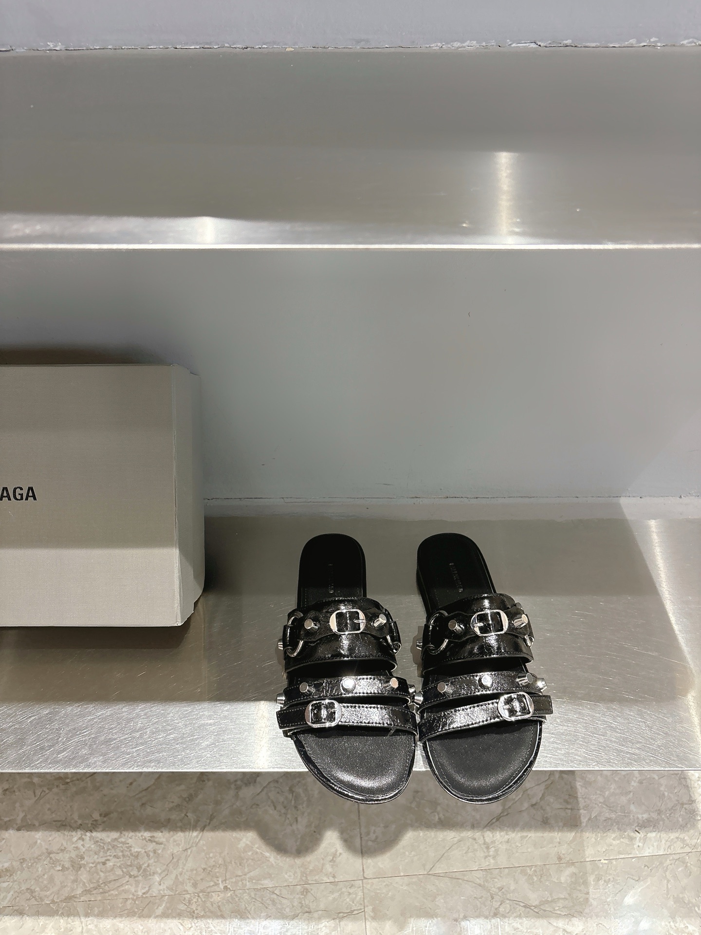 NO:413541,BALENCIA*2025 spring and summer new metal rivet flat slippers, this pair of CAGOLE sandals is the rivets on the lady slippers and it is super punk on the street. It’s so unique. The INS hottest model is made of original custom cowhide, inner footbed sheepskin, genuine leather sole, fully hand-locked metal rivets. All materials are consistent with the original craftsmanship and full texture!  Size: 35-40 (40 custom made without return), high heels slippers, balenciaga, sandals, high heels, slippers, cowhide, sheepskin, Leather soles19860909BALENCIA*2025春夏新款金属铆钉平底拖鞋,这双CAGOLE凉鞋鞋型是淑女拖鞋上面的铆钉又超级朋克街头简直太别致了 INS爆款 鞋面采用原版订做牛皮 内里垫脚羊皮 真皮大底 全手工锁金属铆钉打造 所有的材质与工艺原版一致 质感满满！ 码数:35-40（40 订做不退换）,高跟鞋拖鞋,balenciaga,sandals,high heels,slippers,cowhide,sheepskin,Leather soles,Women's Shoes